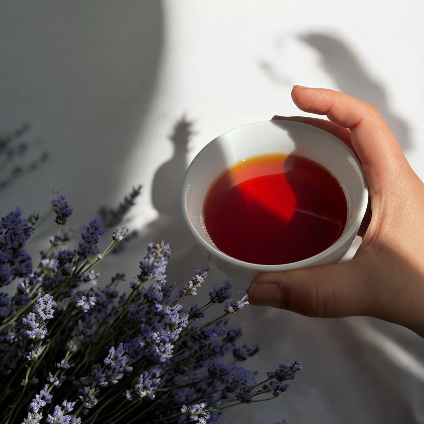 Cozy up with our London Fog ☁️ crafted with high-quality Kenyan black tea, aromatic bergamot oil, warming vanilla, and a hint of lavender leaves for the perfect soothing sip.
#londonfog #earlgrey #tealovers #favoritetea