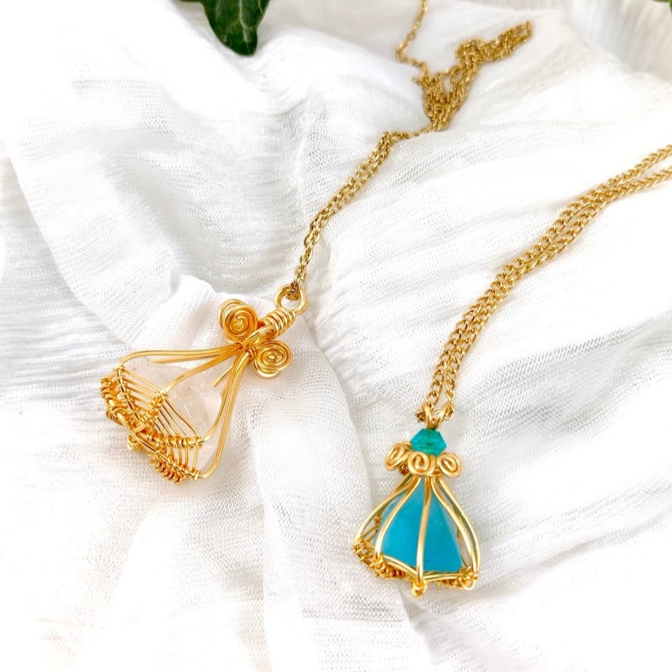 Little 'basket' pendants with blue sea glass and a crystal nugget. Check out my YouTube Channel: Linda Jones Wire Jewellery for the full tutorial 💛💦