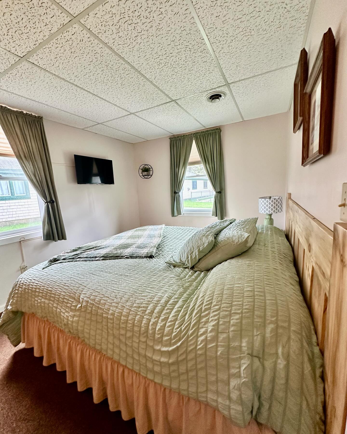 Feature of the day! Cottage #7 This is a 1-bedroom cottage with kind size bed, full kitchen and bath! Living room area has a day bed with twin trundle! Max. occupancy: 4 people. Last minute Special for 5/10-5/12! Just $179 p/night! To book email info@villagecottages.com #booknow‼️ #villagecottages #oldforgeny #mothersday #special #lastminute #enjoy #adirondacks