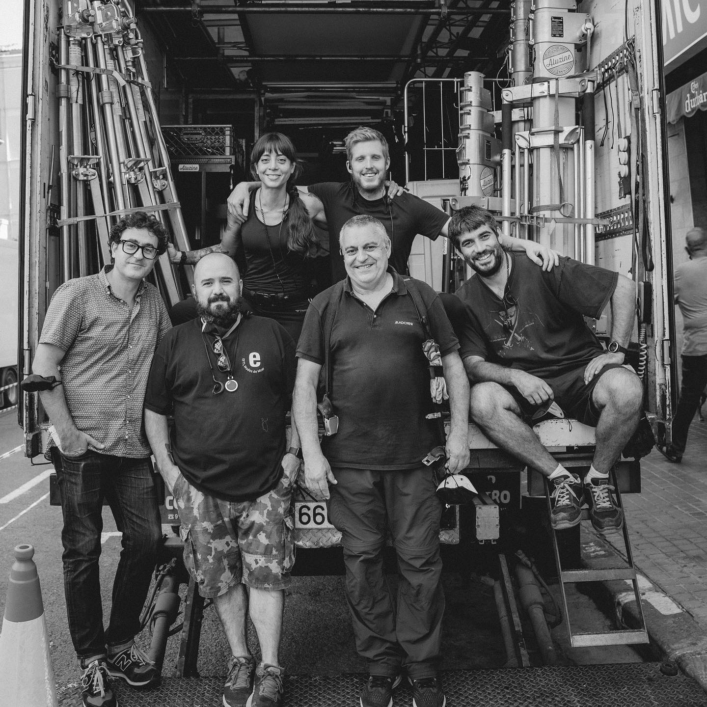 Se acabó. 7 semanas de rodaje fantástico en Valencia. Hemos dormido poco, reído mucho, conocido a personas estupendas, hemos disfrutado de una ciudad maravillosa y además de eso ¡¡hemos hecho una película!!
Gracias a todos. Mi equipo querido, @anhko @andreu.marin Emilio Fuidia y Dani Guirles JR. A los súper refuerzos @sandraachamorro @gonzalomym @humbertobesa_ @alexdegraciadexlab y el otro Alex y Alfonso. Gracias a las fotos de @tonicata @laia_lluch Gracias a @aluzine por siempre hacerlo fácil al igual que @energy_services Gracias a @luisangelperezdop por la confianza absoluta Gracias a @nadieesperfecto_producciones por confiar en mi equipo. Gracias a todos los departamentos maravillosos de esta peli. Lleno de gente maravillosa que espero coincidir muy pronto. @estheercruz_ @tonicata @davidsevillasteady @sonidogodfader @esenciamj @sarah.sanchis @kriscercal @chiara_qu @abby_nur @iproducer @cliberum y muchas más personas increibles… Gracias al elenco que ha hecho que mi trabajo sea tan fácil @tamarnovas @danitatay @ricardfarre @mirenib @ugarteeva @fernandoguallar @justabustos @maria_castro_jato Y por último, gracias al director, Vicente Villanueva