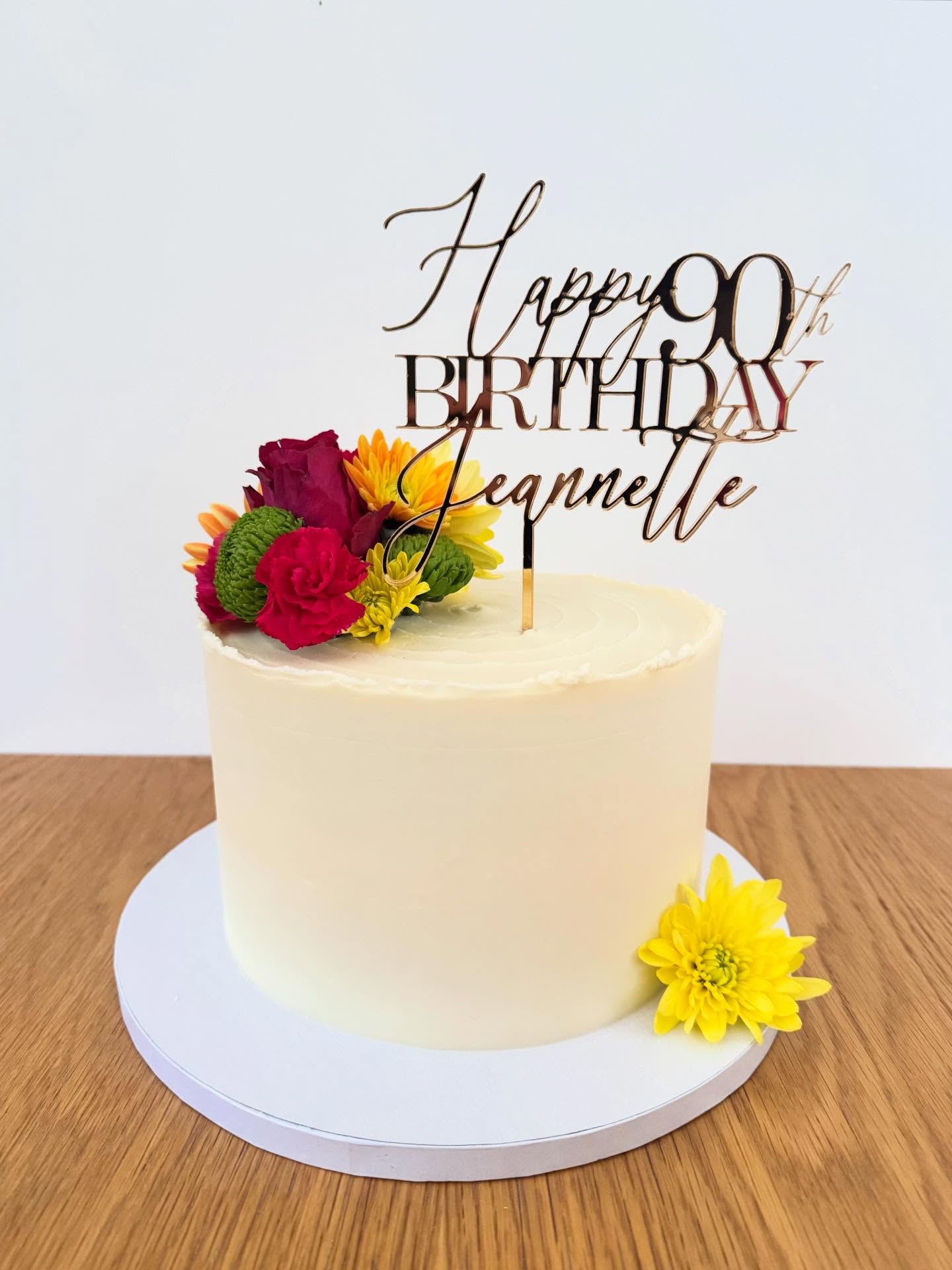 𝑨 𝒎𝒊𝒍𝒆𝒔𝒕𝒐𝒏𝒆 𝒊𝒏 𝒃𝒍𝒐𝒐𝒎 💐
A beautiful way to celebrate Jeanette’s special day. Fresh florals, soft buttercream, and a custom topper for a truly timeless look ✨.
🍰 8” 2 layer vegan gluten free victoria sponge
#CakeDesign #GlutenFreeVegan #90thBirthdayCake #CustomCakes #BerkshireBaker