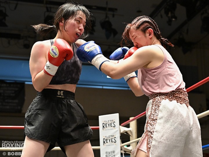 【熊木雛 試合結果】
熊木 雛(changes)VS田口 智香(花形)
判定1-1ドロー
37-39
39-37
38-38
試合:田口が右フックをねじ込むと回転力を上げて先制攻撃。後手に回った熊木だが、打ち下ろしの右ストレートで応戦。2回、熊木が思い切りの良いワンツーで攻勢をアピール。3回、手数を増やす田口と打ち終わりに右ストレートを合わせる熊木の構図。激しい打撃戦が続いた。4回、田口は重心を落としてボディに的を絞ると最後の力を振り絞り優勢を印象付けた。ジャッジに委ねられた採点は三者三様に引き分け。好ファイトに決着がつかなかった。
ボクシングモバイル引用
試合に際し、多くのご支援・ご声援を賜り、誠にありがとうございました。
また、フォローしてくださった秋葉ジムの皆様、そして元トレーナーの近藤さん、元ジムメイトである後輩の青木の温かいサポートに、心より感謝申し上げます。
皆様のお力添えに深く御礼申し上げるとともに、今後とも変わらぬご声援のほど、何卒よろしくお願い申し上げます。
#試合結果 #花形ジム #後楽園ホール #秋葉ジム #changes