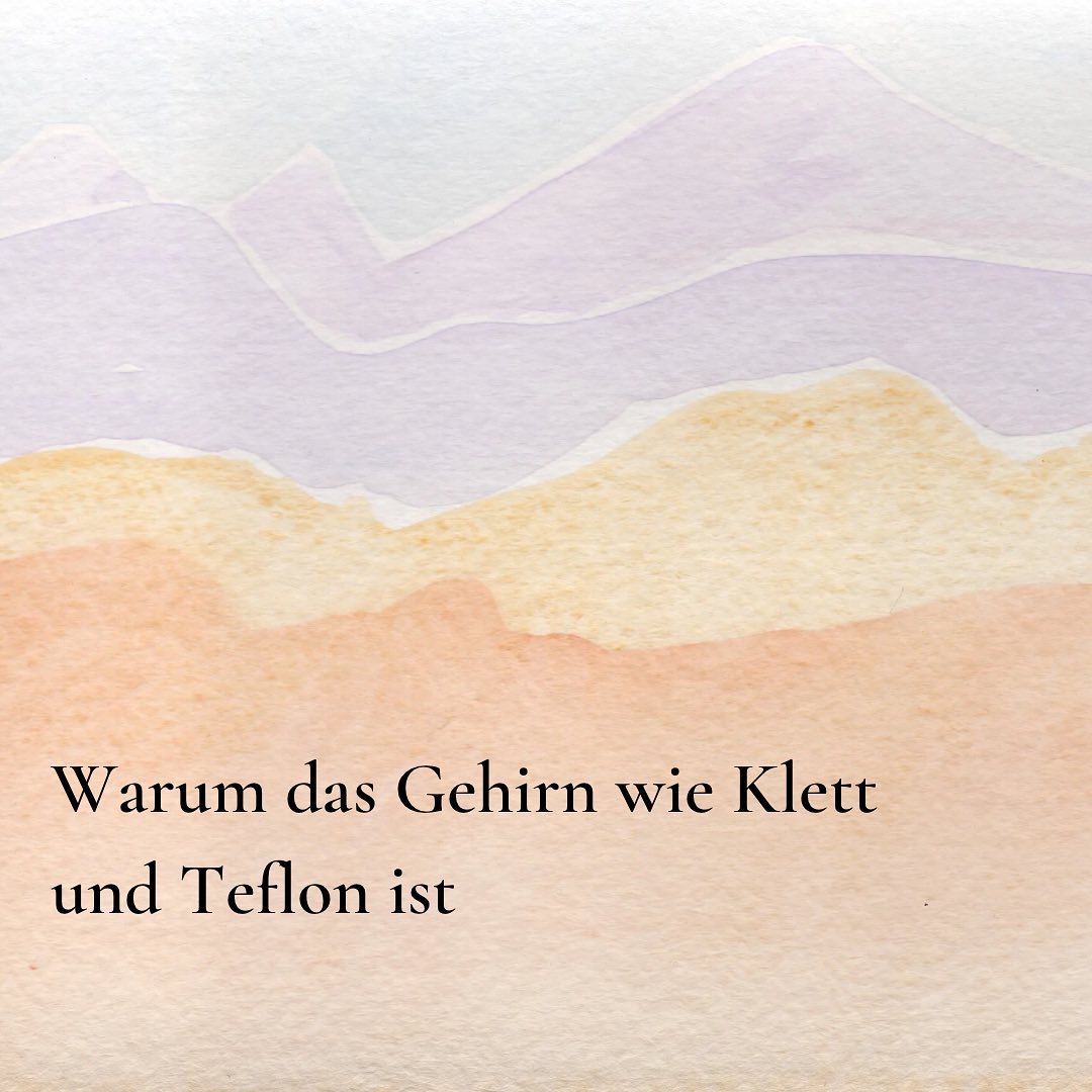„Denk doch mal positiv“, „sei doch einfach dankbar“, „du siehst immer nur das schlechte“...Vielleicht kennst du solche wenig hilfreichen Aussagen, als Reaktion auf die Mitteilung von Herausforderungen und psychischem Schmerz. Solche Aussagen können immensen Druck aufbauen, zB dass man denkt es sei etwas mit einem falsch, nicht positiv genug zu denken oder man müsse endlich das richtige Dankbarkeitstagebuch ausfüllen oder coaching Programm buchen, um in die richtige Spur zu kommen. Hier finde ich den Vergleich des Neuropsychologen Rick Hanson sehr entlastend, der unser Gehirn wie Klett und Teflon beschreibt. Während es eine riesige Kompetenz darin hat sich negative, gefährliche und belastende Dinge zu merken, rutschen die positiven Dinge wie an einer Teflonpfanne ab. Diese Negativitätstendenz unseres Gehirns ist hochfunktional, da es uns vor weiteren Gefahren schützen soll. Positives ist schlicht und einfach nicht interessant genug zum überlegen. Dies zu verstehen nimmt finde ich ordentlich Druck raus, wenn es darum geht sein eigenes Empfinden zu bewerten und zeigt gleichzeitig aber auch, dass es zuweilen mit echter Arbeit und vor allem Durchhaltevermögen verbinden sein kann, positive Dinge und Erlebnisse zu verankern. Vielleicht fällt dies aber etwas leichter, wenn wir wissen, wir sind nicht der Fehler, unser Gehirn ist so gestrickt.
#psychologie #neuropsychologie #mentalegesundheit #psychischegesundheit #hirnforschung #toxicpositivity #dankbarkeit #genuss #resilienz #achtsamkeit #entstigmatisierungpsychischerkrankheiten