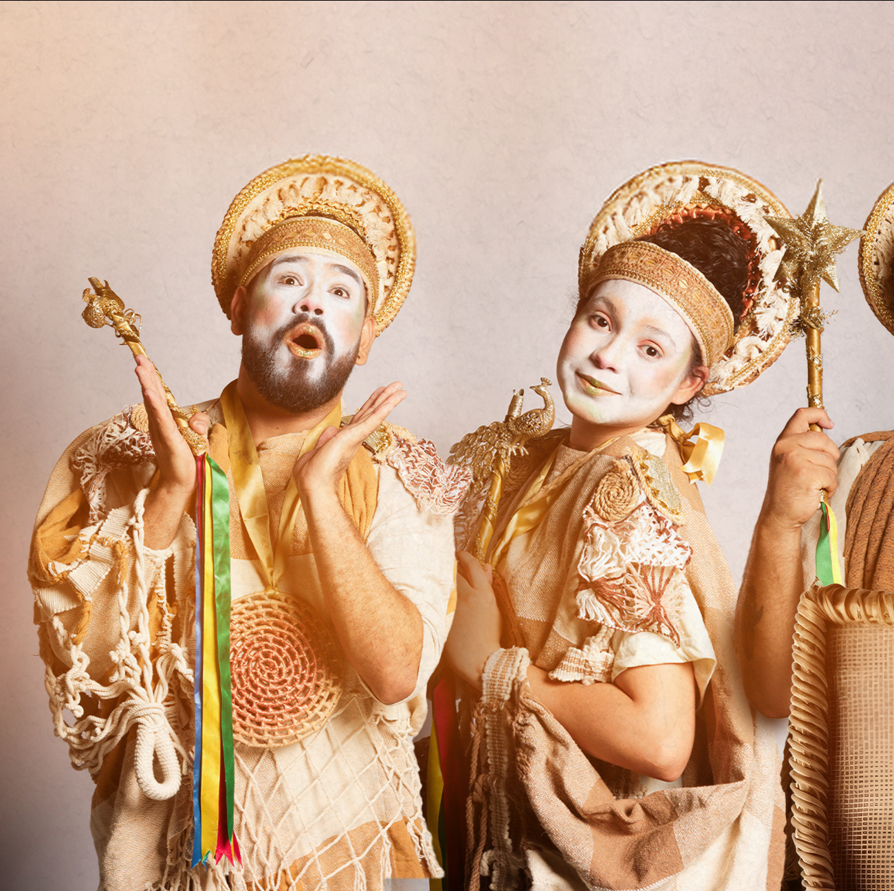 Hoje, 27 de dezembro, às 20:30h, no @santoregano
Venha vivenciar a magia do Natal com "Balaio de Natal, um auto Gajuru"! Este espetáculo encantador mescla a tradição natalina com a riqueza da cultura nordestina, prometendo uma noite inesquecível.
Sob a direção de Waneska Pimentel, o texto de Reginaldo Meneses ganha vida com os versos de Euriano Sales e músicas originais de Toni Edson, além de arranjos especiais de Waneska Pimentel.
Entrada gratuita!
Junte-se a nós para uma celebração única do espírito natalino que só o Gajuru pode oferecer!