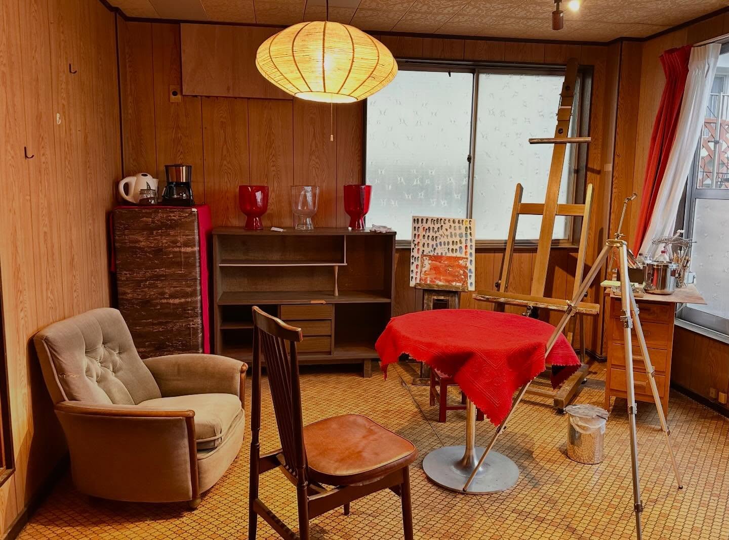 
〜アトリエ・テラス〜
5時間¥8,800
U-25 ¥5,500
月光荘ファルベ3 階、テラスの隣にあるプライベートアトリエ。自宅ではなかなか実現できない開放感の中で、風と光を感じながら、筆をとってみませんか。アトリエにあるコーヒーとビールはちょっと休憩のお供にご自由にどうぞ。
※利用にはHPから事前のご予約が必須です。
ーーーーーーーーーーー
〜月光荘ファルベ 生演奏の夕べ🎻〜
▪日付:2026年3月1日(日)21日(土)29日(日)
▪時間:①15:00〜②16:00〜
▪参加費:ワンドリンクオーダー
紅茶とスコーンを頬張りながら贅沢な生演奏BGMが月光荘ファルベで奏でられます。
毎回変わる演奏家たちへ、美しい音色に感謝を込めて、お帰りの際お渡しする封筒にチップをそっと入れていただければ全額演奏家へ渡ります。絵の具工場で過ごす、優雅な午後を。
📯月光荘ファルベで生演奏をしてくださる音楽家の方を随時募集しております。HPをご確認のうえ、ご興味ございましたらぜひご連絡くださいませ。
〜レディースバレエ•ストレッチクラス〜
▪日付:2026年3月22日(日)、28日(土)
▪時間:13:00-14:00
▪参加費:¥1500
▪HPから事前申し込みの上ご参加ください
〜マイカラー・ラボ〜
🌈3カラーズ
▪️ファルべの営業日はいつでもご参加できます。
▪️参加費:2,200円(税込)
※予約不要!混雑時はお待ちいただく場合がございます。
月光荘の絵の具工場で実際に使用している顔料とバインダーを使って、参加者自らの手で水彩絵の具を練り上げます。調色表をヒントに、思いのままに顔料を配合して完成したオリジナルカラーには、あなた自身が名付け親となって世界に二つとない色名をつけていただきます。
🌈9カラーズ
※予約必須
▪️日時: 3/13,14,20,21,27,28
▪時間:12:30-14:00(90分)
▪HPから事前申し込みの上ご参加ください
基本の三原色を含む全9色の顔料から、オリジナルの水彩絵の具を2色制作します。完成した絵の具を使って色を重ね合わせながら、世界にひとつ、あなた色でつくるアートワークを仕上げます。
〜おえかき缶バッジ💎〜
◾️ファルべの営業日はいつでもご参加できます。
▪️場所:月光荘ファルべ/喫茶スペース
▪️参加費:1,100円(税込)
※予約不要!混雑時はお待ちいただく場合がございます。
たくさんの画材とあなたのアイディアで、描いた作品がいつも身につけられる缶バッジに。
マイカラーラボでお作りいただいた水彩絵の具を使うのもおすすめです!
〜🍿フライデーシアター〜
◾️毎週金曜日
▪️場所:月光荘ファルべ/喫茶スペース
▪️¥ワンドリンクオーダー
毎週金曜日、ファルベは「街の映画館」に変わります。パブリックドメインの懐かしの名画からアニメ映画まで、多彩な上映作品をご用意。月光荘ファルベならではの音にこだわった豊かな音響空間で、映画とおしゃべりを肴に、特別な週末の幕開けをどうぞ。
ーーーーーーー
📯月光荘ファルべ📯
埼玉県入間郡三芳町竹間沢324-6
金・土・日 11:00-17:00
※L.O.16:30
※営業日の変更はInstagramにてお知らせします
※最寄駅:東武東上線みずほ台駅
※近くに有料駐車場もございます
※キャッシュレス決済のみ
ーーーーーーー