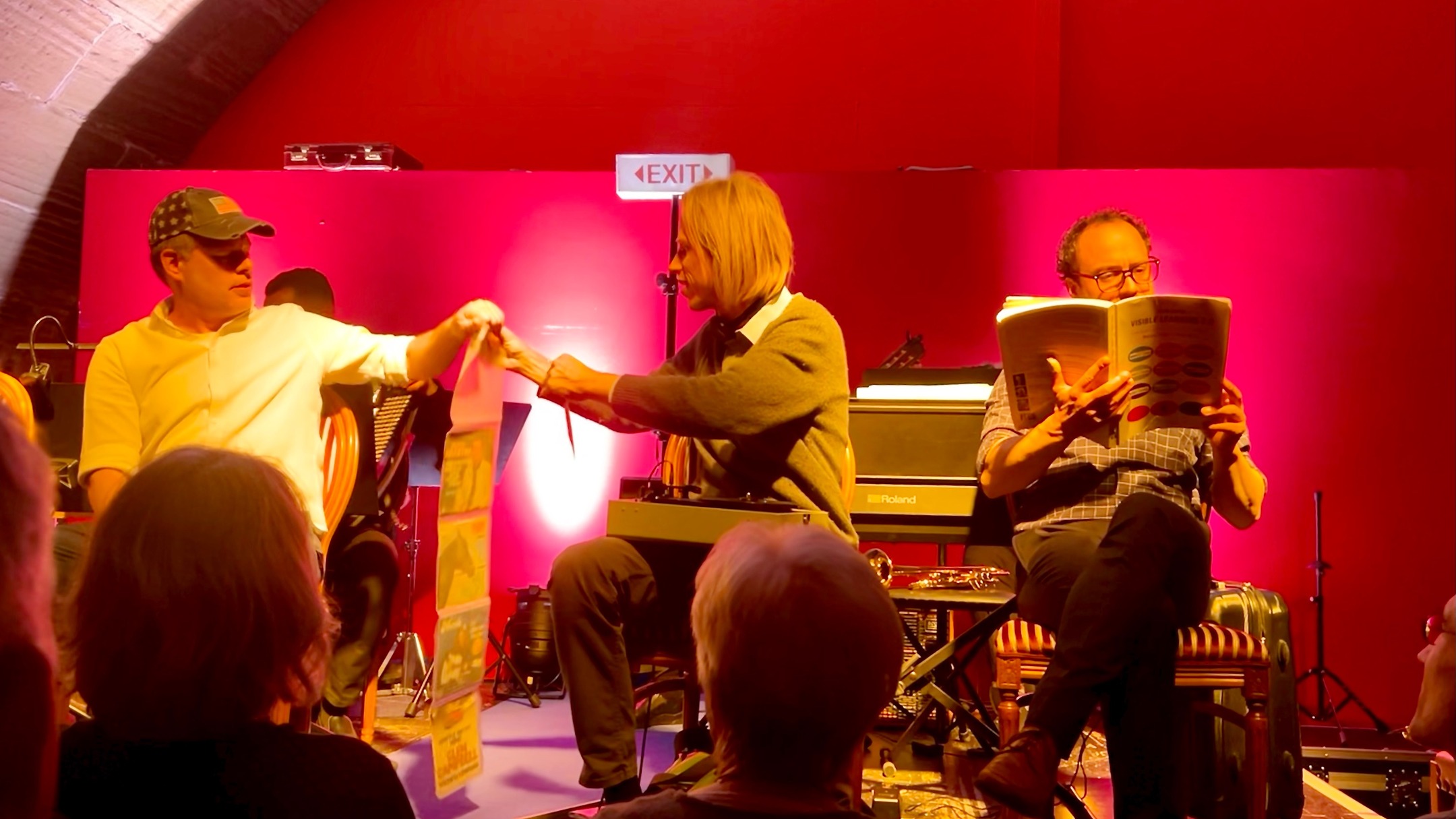 Samstagabend, 21. März 2026, im Stadthauskeller: "Röfe in Amerika"! Wir haben diese äusserst lustige, aber zugleich berührende Produktion besucht und Spass gehabt! Es sind Szenen einer Rückreise von New York nach Zürich nach der verheimlichten, aber enttäuschend spröden Begegnung mit einer alten Liebe. Röfu (Emanuel Gfeller) zwingt seine beiden Sitznachbarn in sein Drama hinein und seine Schlager-Sammlung aus den 50er und 60er Jahren, die seine jeweilige Gefühlslage auf den Punkt bringt, wird von den Musikern wunderbar performt (Lorenz Bendel, Schlagzeug, Giorgi Spasov, Akkordeon, Bernhard Bolliger, Gitarre, Roger Bucher, Gesang, Tobias König, Gesang und Saxophon). Es läuft am 1. Mai noch einmal im #rösslirothrist (20.15) und am 20. Juni 2026 erweitert ("Rufe total") im Musikhaus Zweisimmen (ab 17.00)! #stadthauskeller #röfeinamerika