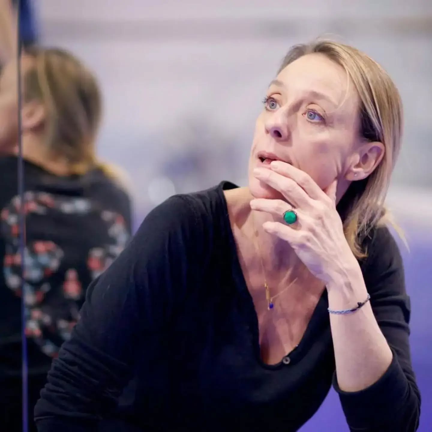 Découvrez @yohananeige la directrice artistique de la compagnie LCO.
Elle sera aussi la chorégraphe et metteuse en scène de notre spectacle 2025 "Qui veut la peau du Pulitzer ?" 🎉