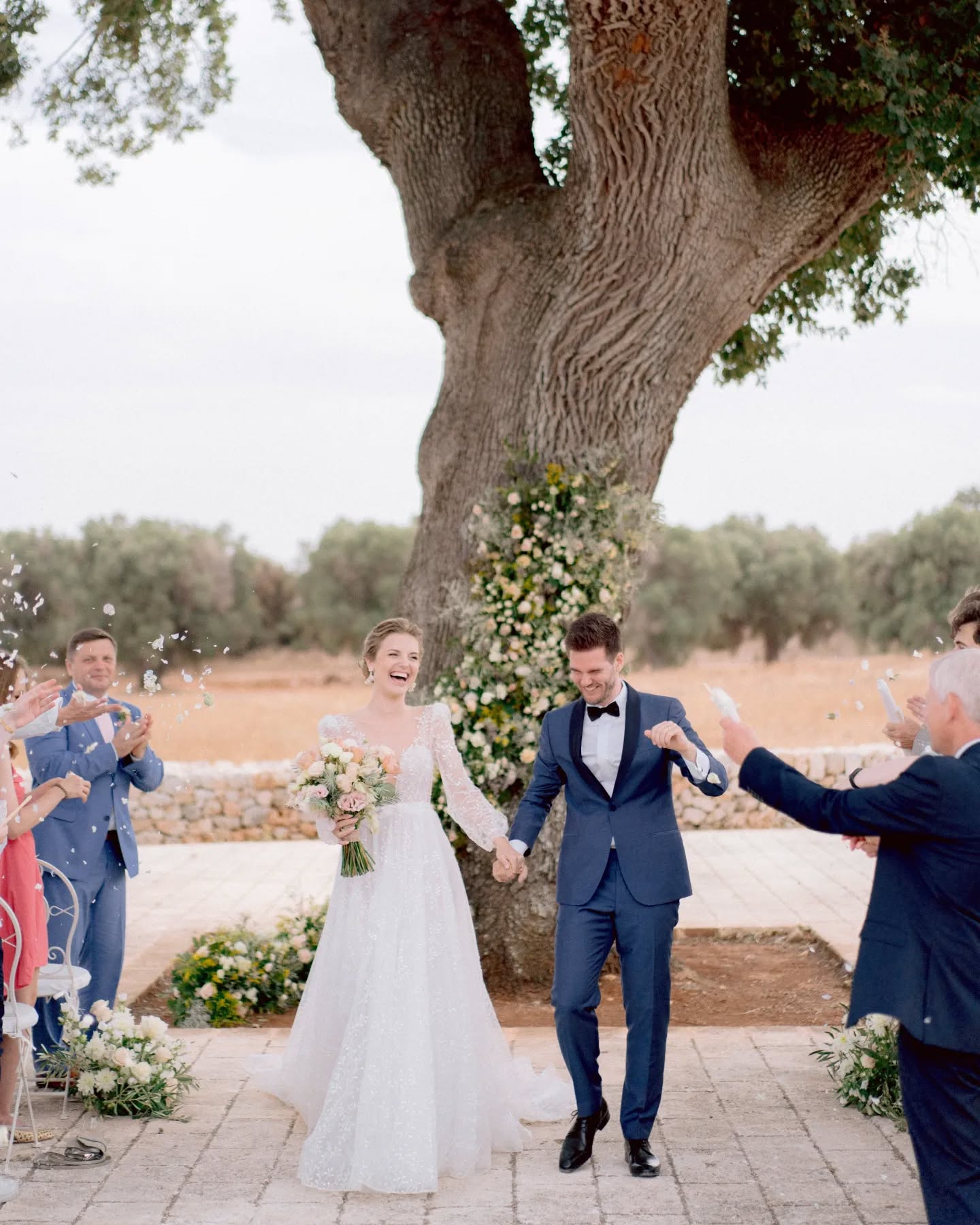 Ma seule résolution de 2024 : terminer mon puzzle de 3000 pièces entamée y'a trois ans et détruit deux fois déjà par mon chat.
Côté photo j'ai aucune résolution, j'ai eu une merveilleuse année 2023, si 2024 est au moins à sa hauteur, j'aurai déjà de quoi être très reconnaissante. ✨
Design, Planning & Styling: @mosaique_events
Mentoring : @sarahstefaniofficial
Cinematography: @2become1video
Venue: @ayroldi_masseria
Catering: @rotondocatering
Bar Services: @joebarcatering
Sound&Light: @siteartevents
Flowers: @corcortezfloral
Graphic Design: @atelier_invitations
Furniture & Tableware Rentals: @allestimentilerose
Band: @sunbirdsduo
Bridal Shoes: @bellabelleshoes
Wedding Dress: @julievinobridal
Muah: @sots_muah
___
#fineartweddingphotography
#destinationwedding
#destinationweddingitaly
#destinationweddingfrance
#elegantwedding
#luxurywedding
#frenchweddingphotographer