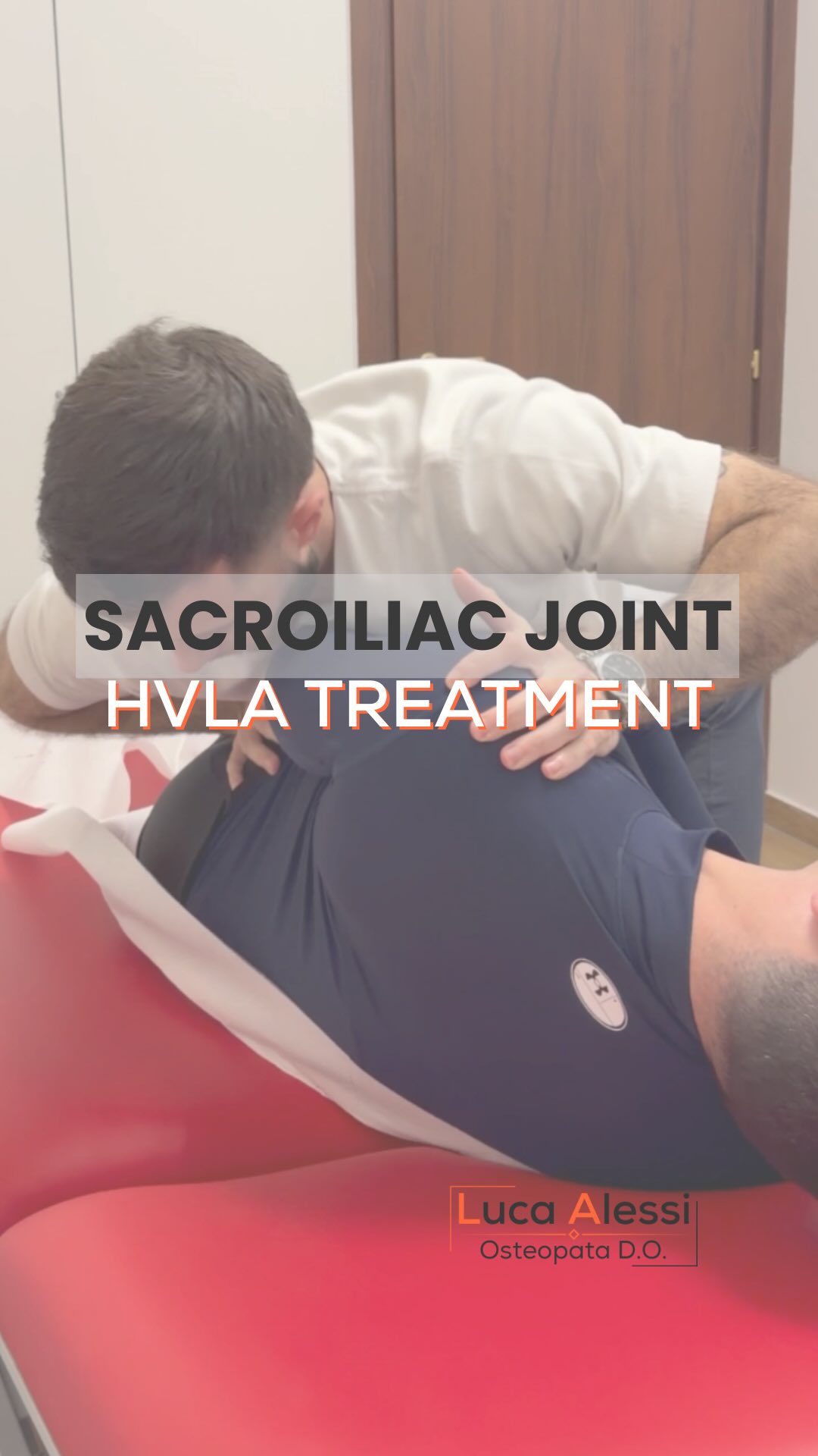L’articolazione sacroiliaca è progettata per stabilità e trasmissione delle forze, più che per ampi movimenti.
Proprio per questo, anche minime alterazioni della sua meccanica possono influenzare l’intero sistema lombo-pelvico.
Le tecniche HVLA (High Velocity Low Amplitude) si inseriscono in questo contesto con un obiettivo preciso:
modulare la funzione articolare e il sistema neuro-muscolare.
È qui che la tecnica acquista significato:
non come gesto isolato, ma come parte di una valutazione più ampia del sistema.
Perché nella regione sacroiliaca,
il sintomo è spesso solo una conseguenza.
📍 Roma – Prati (Piazza Cola di Rienzo)
Se vuoi capire cosa c’è davvero dietro il tuo dolore, prenota una valutazione osteopatica.
📱 Link in bio!