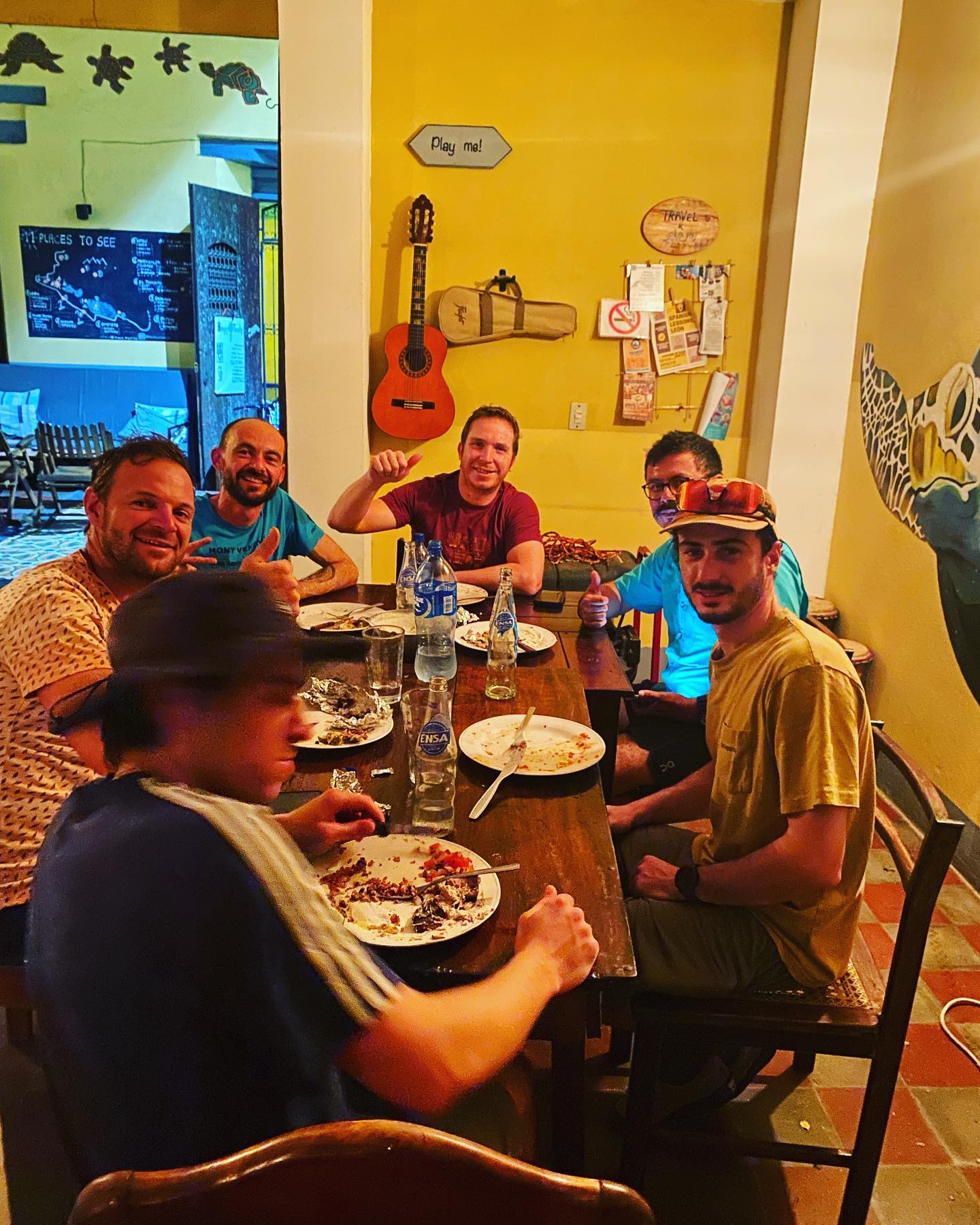 Great BBQ night @tortugabooluda with team @thevenardpierre and guests 🍗 🥘🧅🍺#tortugabooluda #tranquilotraveler #leónnicaragua #discovernicaragua #nicaraguashots #hostellife #bbq #thevenardpierre