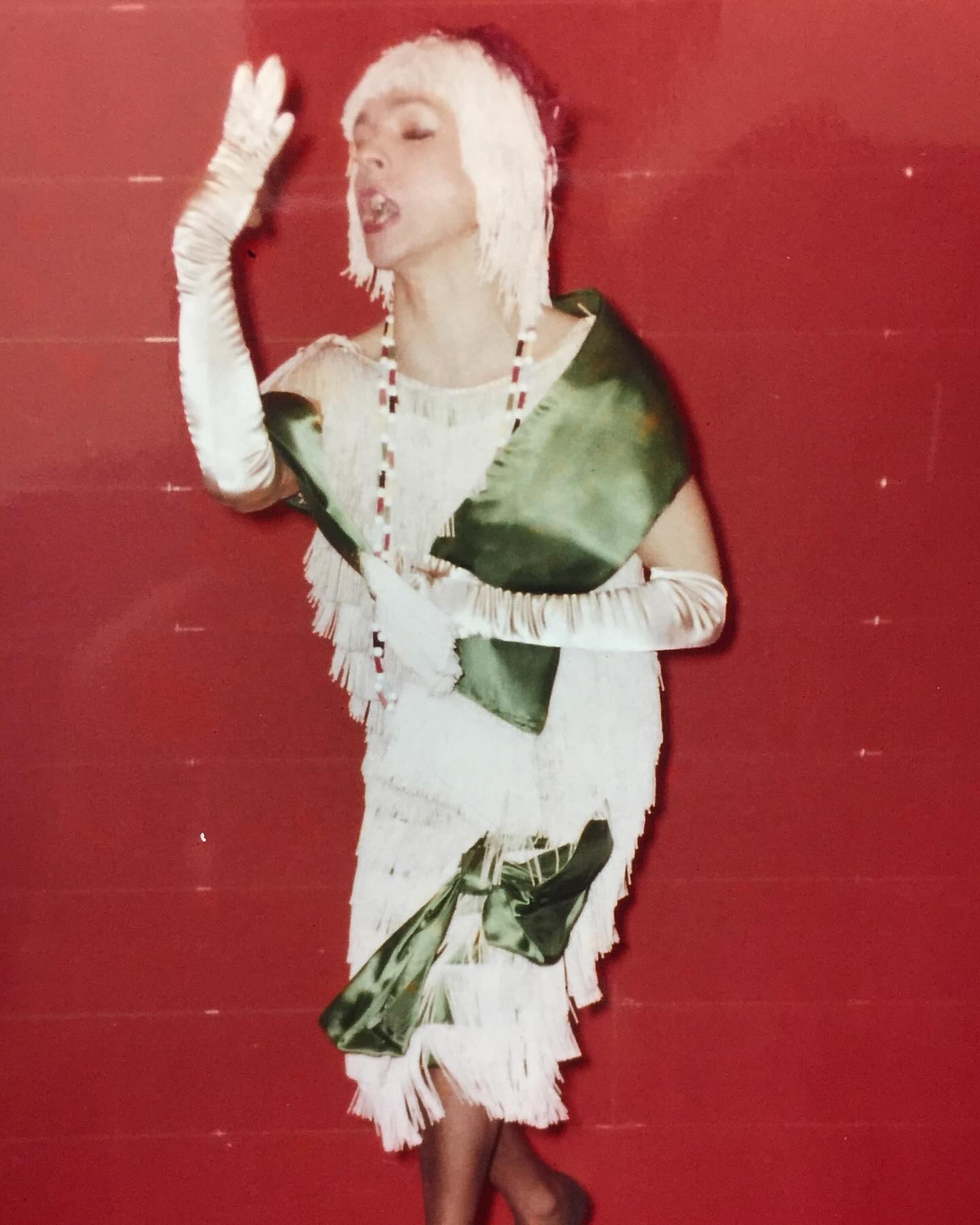 1962, Zürich: Röbi Rapp hat das Charleston-Kleid selbst gemacht. Er fand eine Rolle Fransen in einem Dekor-Geschäft und nähte sie auf eine grünes Seidenkleid. Es war noch etwas an Fransen übrig, also nahm er einen alten Herrenhut aus Filz, schnitt den Rand weg und nähte die Restfransen auf den Hut. Das gab eine super Perücke. Heute sind Fransenkleid, Perücke und die Schuhe dazu im Landesmuseum. Foto 1: unbekannt, Foto 2: (c) Giovanni Lanni, Text: Ernst Ostertag