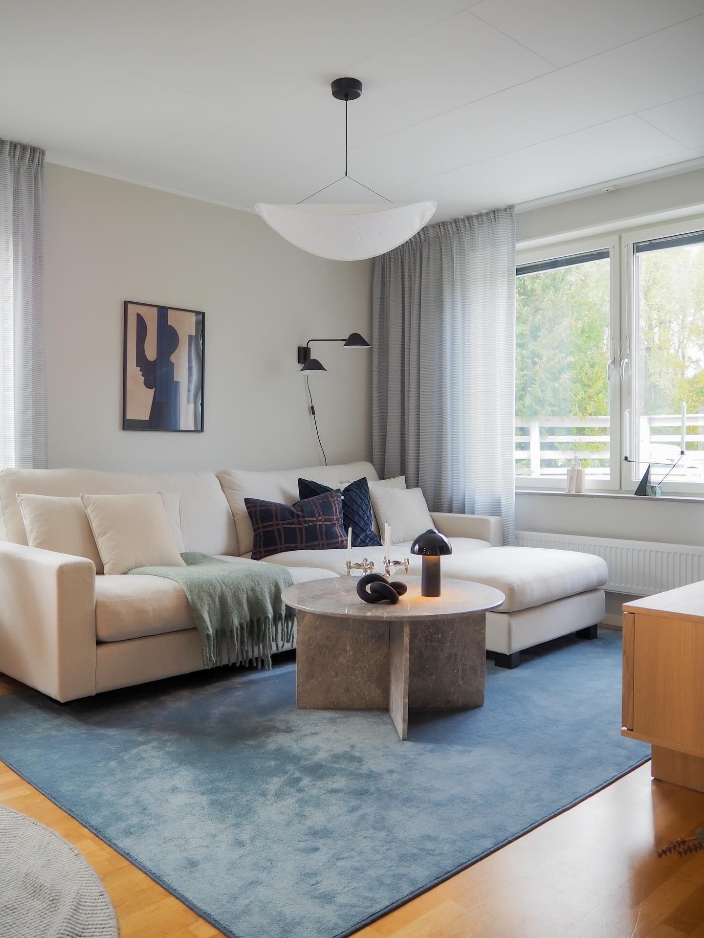 Vill du ha ett hem där hela inredningen faller på plats utan att själv behöva hålla ihop alla delar och projektledare processen?
Med min tjänst Inredning premium tar jag ett helhetsgrepp om ditt projekt från skiss till verklighet. Jag hjälper dig att skapa ett genuint hem med elegans i varje detalj – unikt och skräddarsytt.
Det här är för dig som vill ha mer än ett förslag. Du vill ha hjälp med hela processen.
Jag hjälper dig med:
– en genomarbetad helhetsdesign anpassad efter dig och ditt hem
– planlösning, färgsättning, materialval och möblering
– inköp och koordinering av leveranser
– kontakt med leverantörer och hantverkare
– slutstyling och iordningställande på plats i ditt hem
Kort sagt så ser jag till att allt hänger ihop och faktiskt blir gjort. När du anlitar mig för ett premiumprojekt kliver jag in som både designer och projektledare. Du slipper stressen över beslut, logistik och detaljer och kan istället luta dig tillbaka medan ditt hem växer fram, steg för steg.
I ett av mina projekt under förra året fick jag äran att ta ett helhetsansvar för en hel bostad där varje rum behövde en tydlig riktning och hela bostaden en genomtänkt och sammanhållen inredning. Här ser du några efter- och förebilder. Läs också om vad kunden tyckte på sista bilden. Genom att arbeta igenom allt från möblering, färgsättning till sista detalj skapade vi en lugn, sammanhållen miljö där varje val kändes självklart. Inredningen anpassades dessutom efter kunden och stilen på bostaden.
I ett sånt här projekt (eller faktiskt alltid) handlar det inte bara om resultatet utan om resan dit. Jag engagerar mig fullt ut i varje projekt och lär känna dig som kund för att kunna skapa något som verkligen speglar dig. Det ska kännas tryggt att lämna över och inspirerande att komma hem.
Vill du ha hjälp hela vägen med ditt inredningsprojekt? Hör av dig så berättar jag mer 🤍
#inredarenorrköping #inredarelinköping #inredarenyköping #föreochefter #inredningsdesigner