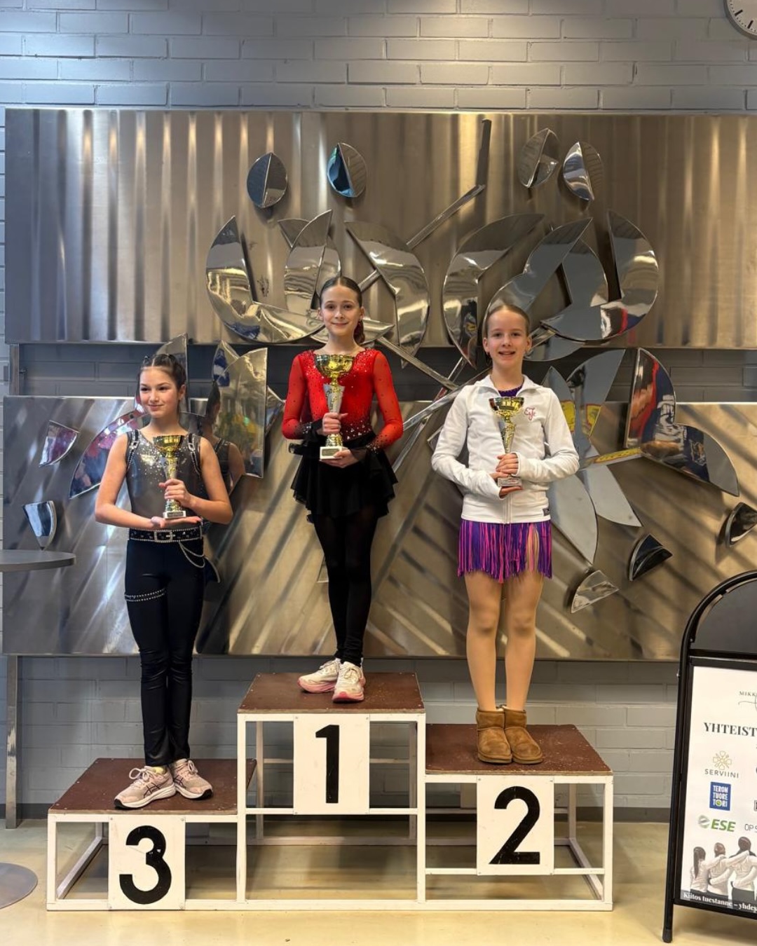💎 A-silmut, kulta- ja hopeafinaali 💎
Kauden viimeisessä kilpailussa, Mikkelissä, luisteltiin A-silmujen finaalit ⛸️⭐️
Kultafinaalissa Enni luisteli upeasti hopealle 🥈⛸️ Aili hienosti kisan 5.⭐️ Hopeafinaalissa Clara 10.⭐️
#espoonjaataiturit #esjtyksinluistelu