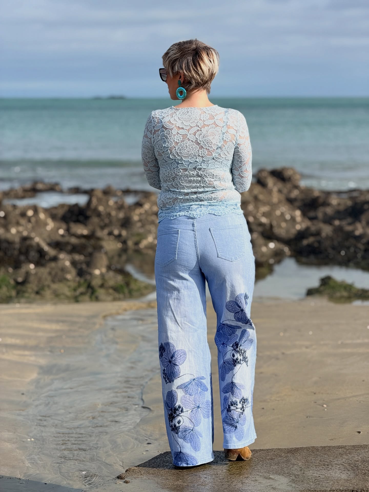 Mes petites pépites…
Il y a des looks qu’on porte…
et d’autres dans lesquels on se sent profondément soi 💙
⸻
Aujourd’hui, ce jeans Iris… je ne l’ai pas choisi pour “affiner”,
ni pour “cacher” quoi que ce soit.
Je l’ai choisi parce qu’il me fait du bien.
Parce qu’il bouge avec moi.
Parce qu’il raconte quelque chose de doux… et de fort à la fois.
Et vous savez quoi ?
On passe trop de temps à se demander :
👉 “Est-ce que ça me grossit ?”
👉 “Est-ce que ça marque ?”
… et pas assez à se demander :
✨ “Est-ce que je me sens belle dedans ?”
⸻
Un vêtement ne devrait jamais être une contrainte.
C’est un allié.
Un prolongement de vous.
⸻
Et vous mes petites pépites…
👉 Vous choisissez vos vêtements pour vous cacher…
ou pour vous révéler ? ✨
Je vous lis 💬
#conseilsmode
#stylefeminin
#modeapres40
#lookdujour
#confianceensoi