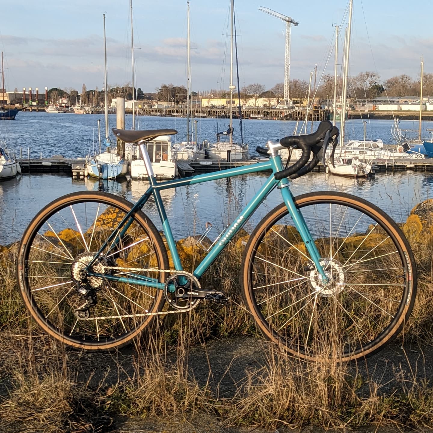Le allroad de Robin sous les derniers rayons de soleil de la journée. 80% route - 20% gravel, c'était le point de départ de ce projet.
#association_artisans_cycles
#artisanducycle
#gravelbike
#framebuilding
#handmadebicycles
#madeinlorient