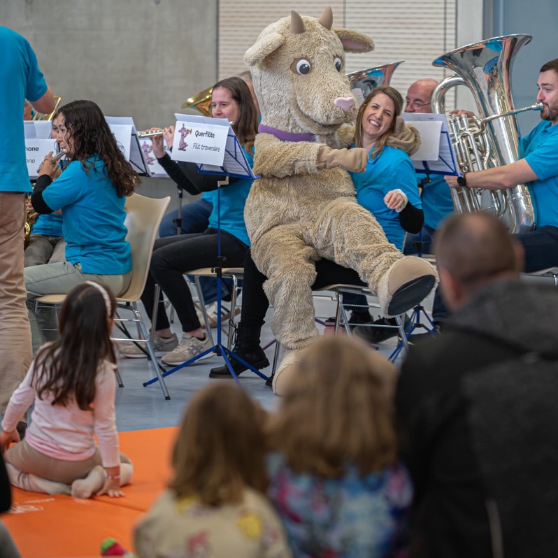 Sie wollte sich eigentlich konzentrieren…
…dann kam ich. 🐐😄
Und plötzlich mussten sich alle ein bisschen zusammennehmen.
#Più #Gemeinschaft #Kinderkonzert #Musikverbindet #MusikErlebenFamilienkonzert