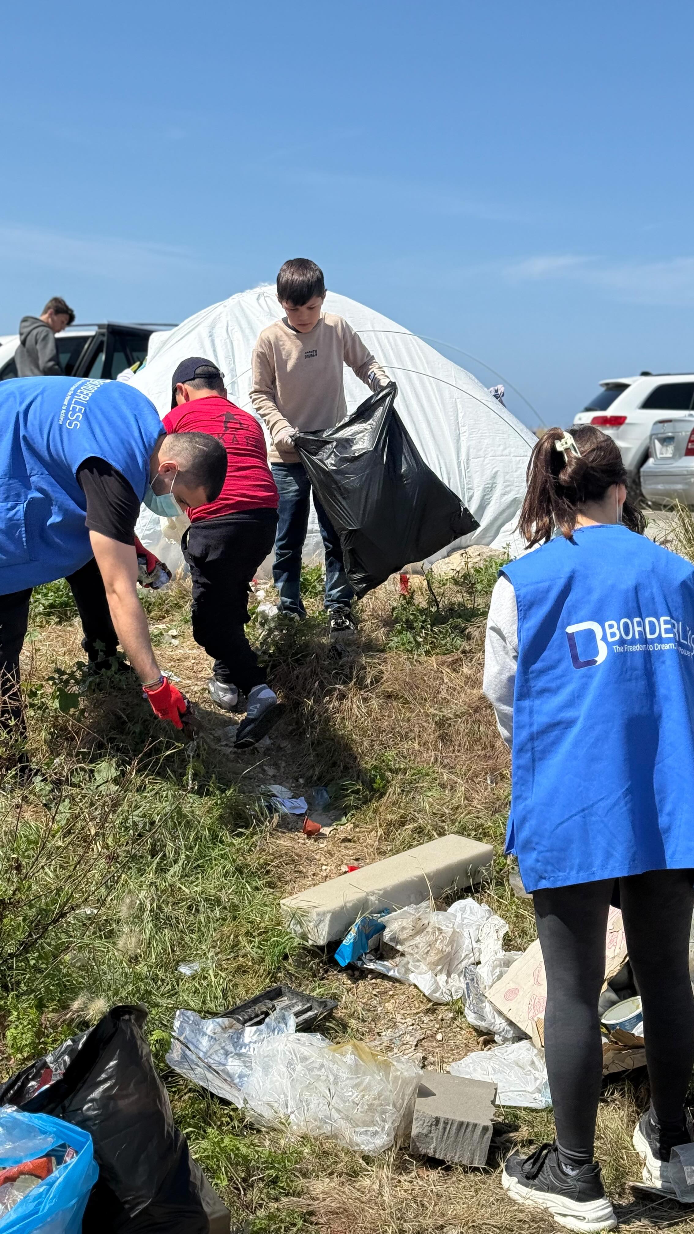 A inteligência humanitária orienta não só a resposta de emergência, mas também uma atuação estruturada, baseada em evidência, coordenação e impacto sustentável.
Em crises humanitárias, a gestão de resíduos é essencial para reduzir riscos à saúde. A acumulação de lixo favorece a propagação de doenças, atrai vetores e agrava as condições de vida, tornando fundamental também o envolvimento das comunidades locais.
Em campo com a @borderlessngo Borderless, temos apoiado também nesta resposta, contribuindo diretamente para melhorar as condições das populações afetadas.
Agradecemos aos voluntários parceiros presentes @saifiarabic @carla.rodando.o.libano @grupoamizadebrasil @ahlafawda @ecobonjour.gifts @aub_lebanon.