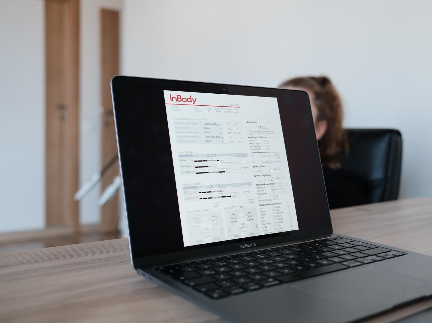 Kilo verme süreci, her birey için farklılık gösteren karmaşık bir yolculuktur. Bu farkların temelinde genetik, metabolizma, yaşam tarzı, beslenme alışkanlıkları, psikolojik faktörler ve hatta sosyal çevre gibi birçok unsur yer alır. Her bireyin vücut yapısı, kilo verme sürecine verdiği tepki ve kilo verme hızında belirleyici bir rol oynar.
Doğru bir süreç, bireyin ihtiyaçlarına, hedeflerine ve yaşam tarzına uygun bir şekilde tasarlanmalıdır. Kişisel farklılıklar göz önünde bulundurulduğunda, herkes için tek tip bir çözüm yerine, kişiye özel yaklaşımlar tercih edilmelidir. Bu, hem fiziksel sağlığı korumak hem de uzun vadeli başarıyı sağlamak açısından kritik bir öneme sahiptir.