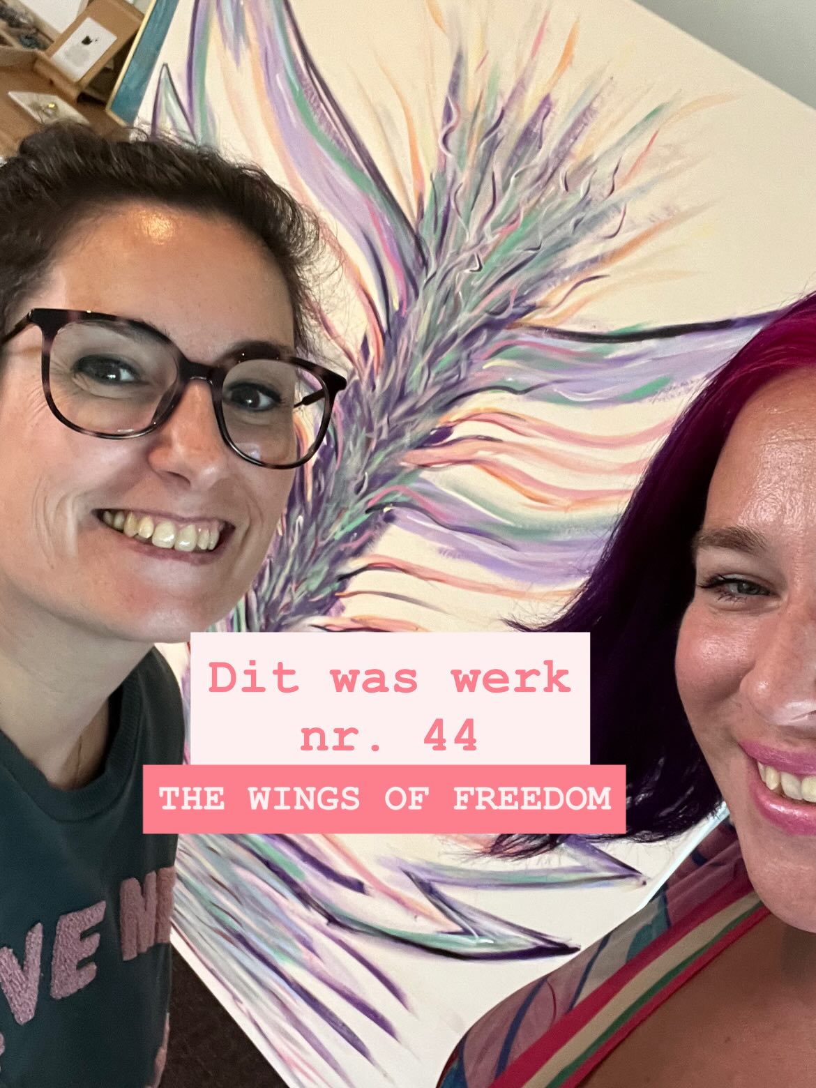 Dit was werk nr. 44, afgewerkt in mei 2025 en een eigenaar gekozen in september 2025.
Het laatste schilderij van mijn boek.
De afsluiter van dat specifieke proces.
En ook mijn eerste werk op dit formaat (130 x 160).
Het stond hier in de praktijk en kreeg zóveel reacties.
Mensen voelden het zonder uitleg.
En uiteindelijk vond het zijn plek bij iemand die het al van in het begin “zag”.
Dat blijft voor mij het mooiste stuk van wat ik doe.
Dat iets wat zo persoonlijk is,
zo hard kan binnenkomen bij iemand anders. 🤍
Dankjewel om hiermee een deur te openen @ineke_van_de_velde
#kleurentherapie
#energetischetherapie
#kunstopmaat