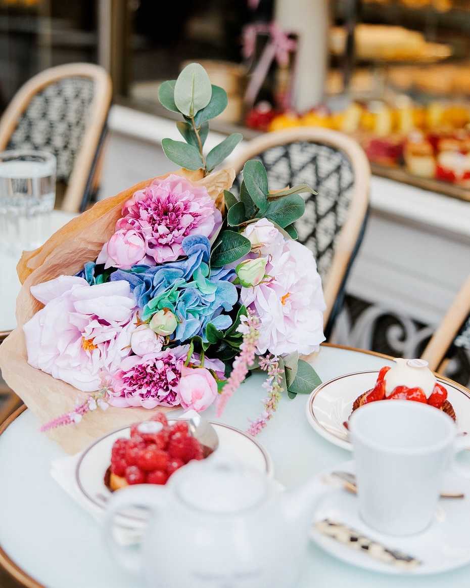 Silkkikukat ovat lahja, joka säilyy 💜
Kukkakimppu, joka tuo kauneutta arkeen päivästä toiseen ja säilyy osana sisustusta pitkään.
Silkkikukat sopivat lahjaksi syntymäpäivään, valmistujaisiin tai ihan vain muistuttamaan jostain tärkeästä.
Mikäli haluat antaa lahjan saajan päättää minkälaisen kimpun hän haluaisi, meiltä löytyy myös lahjakortteja. Niitä on saatavana myymälästä sekä verkkokaupasta ja ne käyvät molemmissa.
📷 @pinjas_photography
#rivinsilkkikukat #silkkikukat #lahjaidea #kukkakimppu