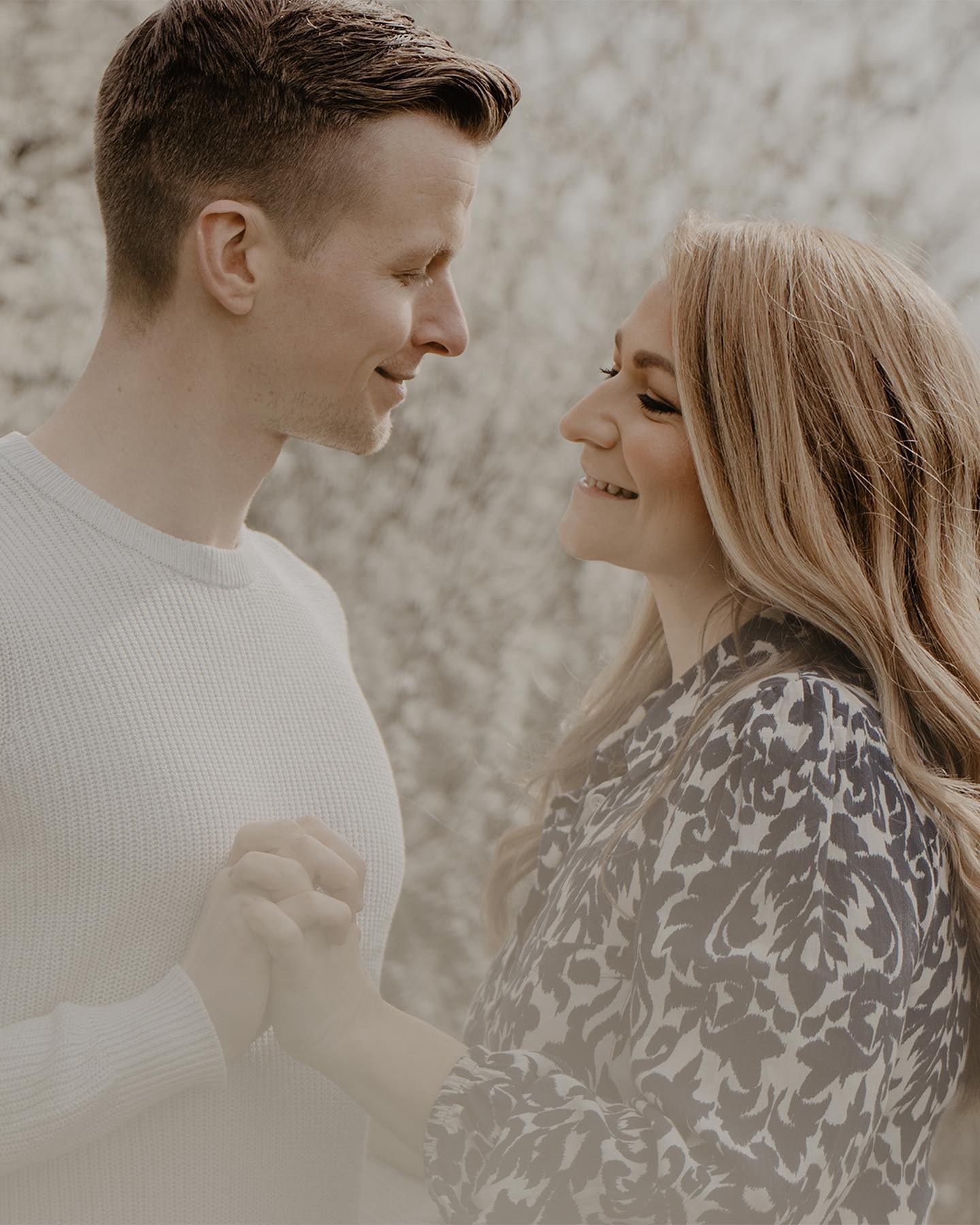 Spring begins 🌸
Letzte Woche standen die ersten Verlobungs- und Probeshootings in diesem Jahr an und meine Lieblingsshootingwiese hat uns richtig verzaubert: die ersten Blumen haben geblüht und nebenan haben Schafis geweidet 🐑 es war richtig perfekt 🥹
@melinski92 und @flex_1403 - ich freue mich riesig auf eure Hochzeit ✨ das wird ganz toll! 🤍
#weddingphotography #hochzeit2024 #engagementphotos #verlobungsshooting