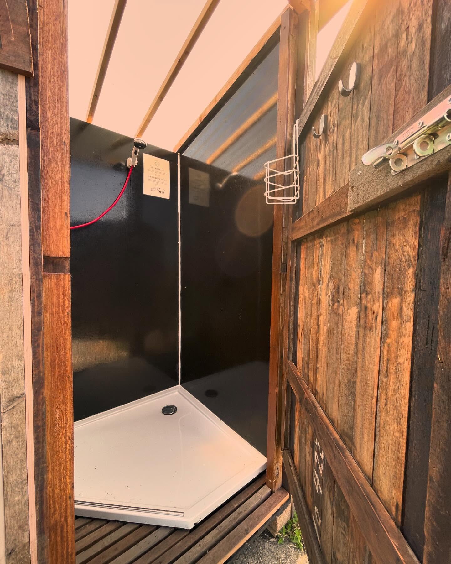 Dit is de echte buiten-ervaring! Een compost toilet en buitendouche. De langeren onder ons kunnen tijdens het scrubben genieten van het weidse uitzicht. Helemaal gemaakt van hergebruikte materialen, door @eddugrau 💚 Kom je ze uitproberen?
PS We hebben ook geen “gewone” badkamer voor als dit je iets te radicaal is, hoor…
#minicamping #natuurcamping #buitenleven #offgridleven #boerencamping