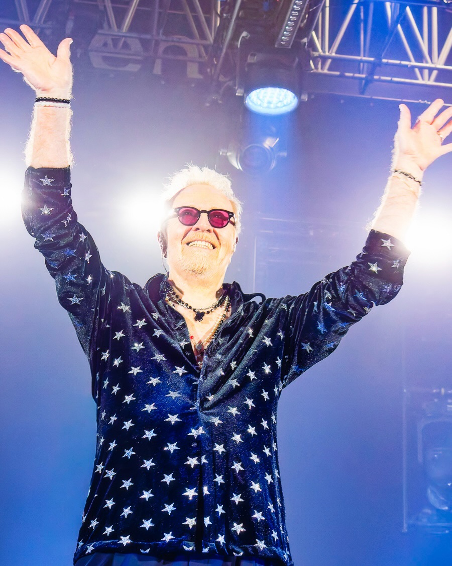 Grazie PADOVA! 😍
Ho sentito tutto il vostro affetto e me lo porterò sempre nel cuore 💘
E ancora grazie al grandissimo @marcomasini_official che ci ha accompagnato anche qui con la sua voce!
Con questo magnifico concerto, abbiamo chiuso in bellezza la tranche nei palazzetti italiani de L’ULTIMA NOTTE ROSA – THE FINAL SHOW!
Il tour continua in Europa! ✨
Segnatevi le date:
12 aprile – Zurich – Kongresshaus
26 aprile – Graz – Stadthalle
1° maggio – Brussels – Forest National
6 maggio – Paris – Le Grand Rex
🎟️ Ultimi biglietti disponibili al link in bio e nelle storie
Ph. @stebrovettoph
#lultimanotterosa #umbertotozzi @momyrecords @concerto.official @friendsandpartners @birindelliauto @rtl1025