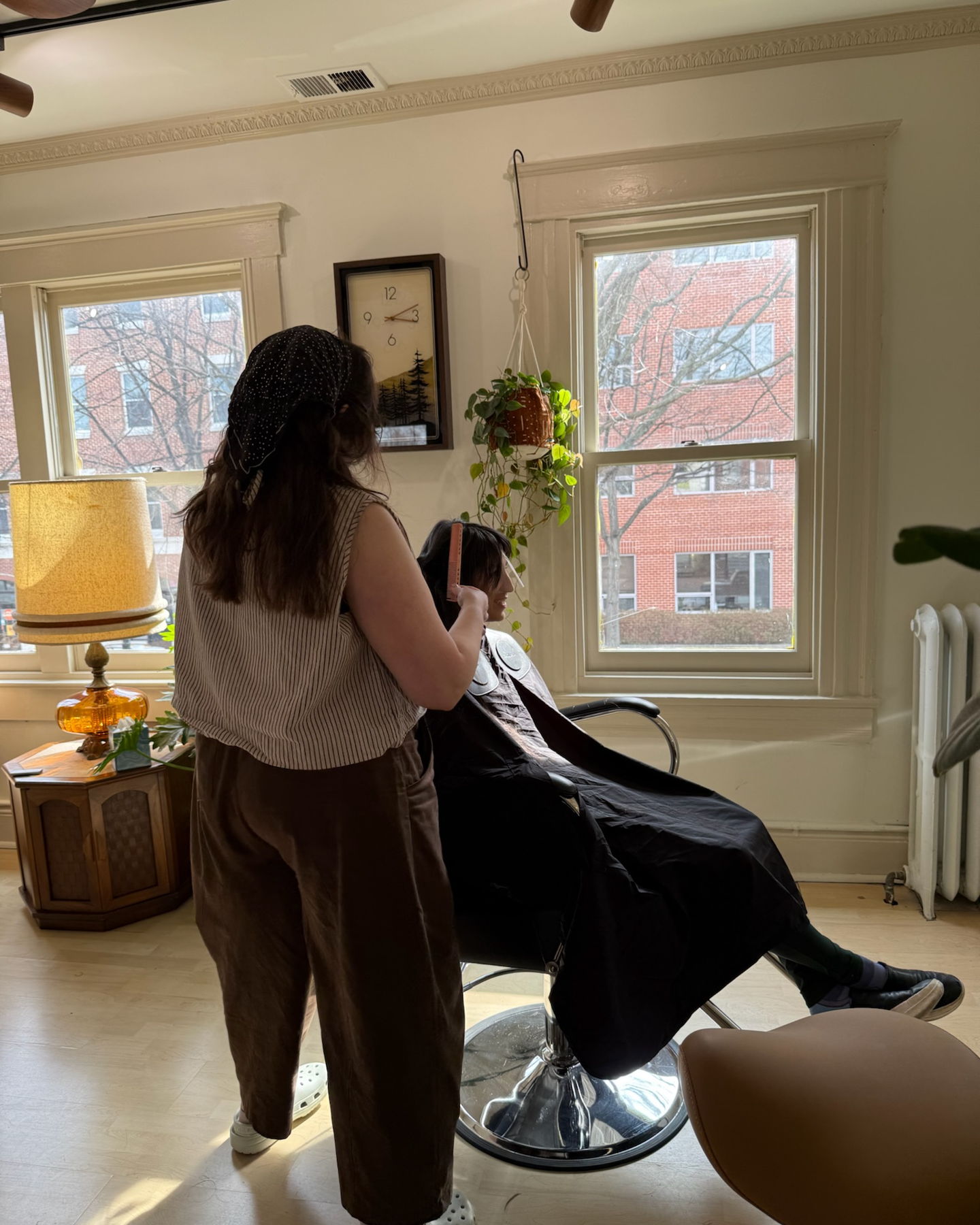 It’s about that time for ‘spring cleanings’. Have you thought about cutting off some of your winter crunchies? Sometimes you don’t need a full haircut to do the job. A Fringe and Framing service is all you need.
We can dust up your bangs and bits. Clean up the little tail that sometimes pops up if you have a bob or just add some face framing where there was none.
Fringe and Framing is a great option for a spring refresh when you need just a tidy but not a full service.