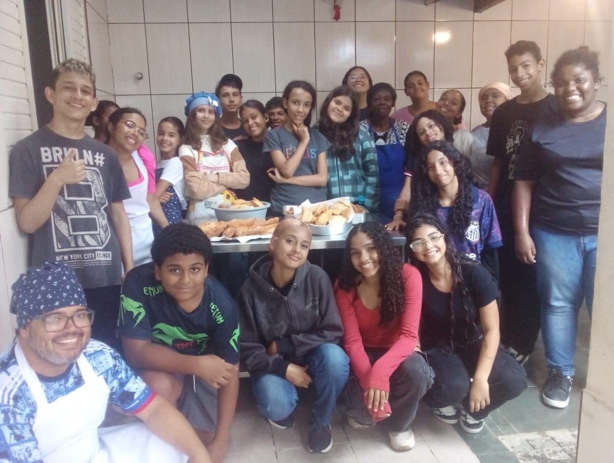 🥖✨ A oficina de panificação no Projeto Semeando Adolescer Casa Beija Flor é um verdadeiro sucesso !!!
Momentos de aprendizado, criatividade e muita dedicação marcam essa experiência incrível. Os participantes literalmente colocaram a mão na massa, desenvolveram novas habilidades e ainda compartilharam sorrisos e conquistas. 💛
Mais do que aprender receitas, uma oportunidade de fortalecer vínculos, estimular a autonomia e semear sonhos para o futuro. 🌱
#SemeandoAdolescer #OficinaDePanificação #AprenderFazendo #Inclusão #Transformação
