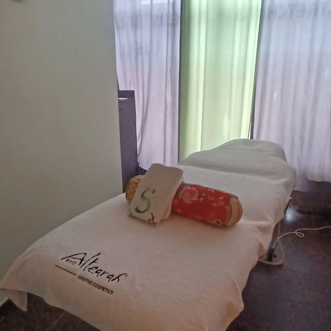 Vivre un rituel Rebozo au 5eme Element, une expérience à vivre au moins une fois dans sa vie de Femme.
Ci dessous le magnifique témoignage de l' une d' entre elles👇 Merci Annick pour ton précieux partage🙏
#rebozo #soinrebozo #luxembourg🇱🇺
Un lundi après midi à Wemperhardt
Un lundi après midi pour moi
Mais quelle merveilleuse idée
Tout commence par un accueil souriant et très vite on passe aux choses sérieuses … poser une intention sur la séance et hop 4 mains de femme pour une femme
les huiles Altearah pour compléter le moment et une playlist qui pousse à un retour aux sources … l’espièglerie, la force de la naïveté enfantine qui n’a aucun filtre juste celui de profiter du moment présent en accueillant ce qui vient … rien que ça 🥰
Une heure plus tard mes deux hôtesses m’emmènent pour un bain tempéré agrémenté d’une décoction préparée par Sylvia en fonction de ses ressentis du jour pour ce moment … le cacao s’est invité 😉 ma gourmandise légendaire à traversé les mondes subtiles …
Un moment surprenant qui se termine par un temps de pose dans l’eau … je n’ai pas de baignoire …j’en profite.
La 3eme étape c’est le feu qui s’invite avec un moment dans le Sauna … il n’y a plus de limite à mon bien être … je dis encore … du chaud , du calme , de la musique … et mon corps qui s’exprime qui se liquéfie, libère toutes ses tensions même les plus enfuies …
Vient la 4eme et dernière étape de ce rendez-vous de 3h… le serrage avec le Rebozo - ce ruban mexicain que toute femme porte là-bas. En tissu noble pour ne rien gâcher … un moment où je prends conscience de la maitrise que je veux / peux donner, car c’est à moi d’indiquer la puissance du serrage et sa durée…
je suis ici encore un peu plus co-créatrice de mon bien-être …
il ne suffit pas de s’allonger et de se laisser faire …
l’invite est à l’écoute et à la bienveillance de Soi à Soi.
Et puis vient le moment de la clôture avec quelques percussions et une carte qui complète l’intention posée en début de séance - le message est on ne peut plus clair … une nouvelle confirmation d’il n’y a pas de hasard … que des rendez-vous 🤩
3h de soins sur place …
Plusieurs jours après ce soin travaille toujours …