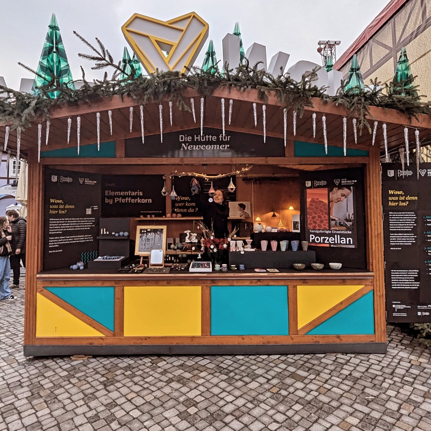 #newcomerhütte Endspurt: die Woche @striezelmarkt.dresden ist fast um. Noch bis 21 Uhr können meine Arbeiten auf dem Altmarkt in Dresden erworben werden.
Dann geht eine Woche Glühweinduft und Markttreiben für mich vorüber.
Es war mir eine Freude, meine Stücke einem so diversen Publikum anzubieten, sogar nach Australien werden einige Becher die Reise antreten.
Koordiniert und umgesetzt durch @wirgestaltendresden
##hüttefürnewcomer #märktederzukünfte #wirgestaltendresden
#porzellan #zeitgenössischesporzellan #zeitgenössischerschmuck #Schmuck #schmuckkunst #Porzellanschmuck #elementarisbypfefferkorn