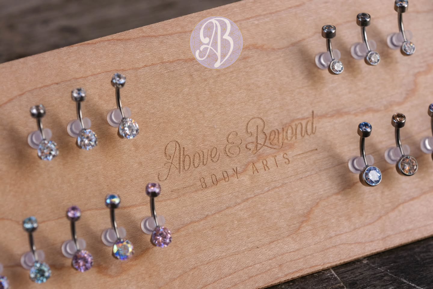 We know Spring Break is coming up for a lot of y'all! Do you need to do some spring cleaning on your jewelry set-ups? Are you ready to show off your navel you got pierced last year at the beach?
Maybe it's time to check out our navel curve displays! We carry these titanium @anatometalinc in a wide variety of pastels, perfect for for a spring look. But if bold and bright is your jam too, come see all the colors we can custom order for you!
And let's also not overlook the beauty of these @obscureye_designs displays! We've had these beauties for a while now but they never get old 😍
📷: @50percentsnakes
#navelpiercing #piercing #bodyjewelry #anatometal #santabarbara