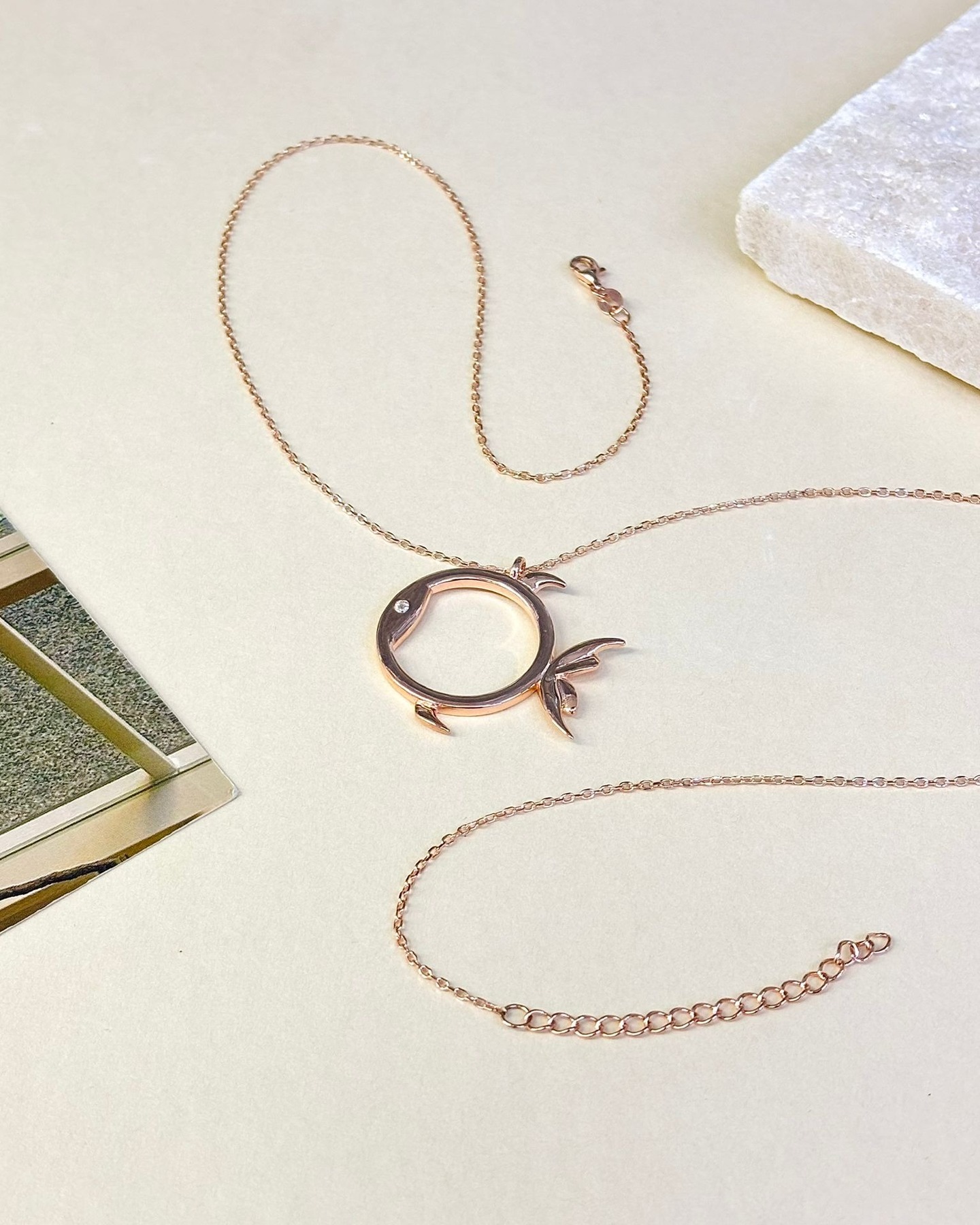 Summer vibes only ☀️🐠
925 silver fish necklace with rose gold plating — cute, minimal, and perfect for sunny days.