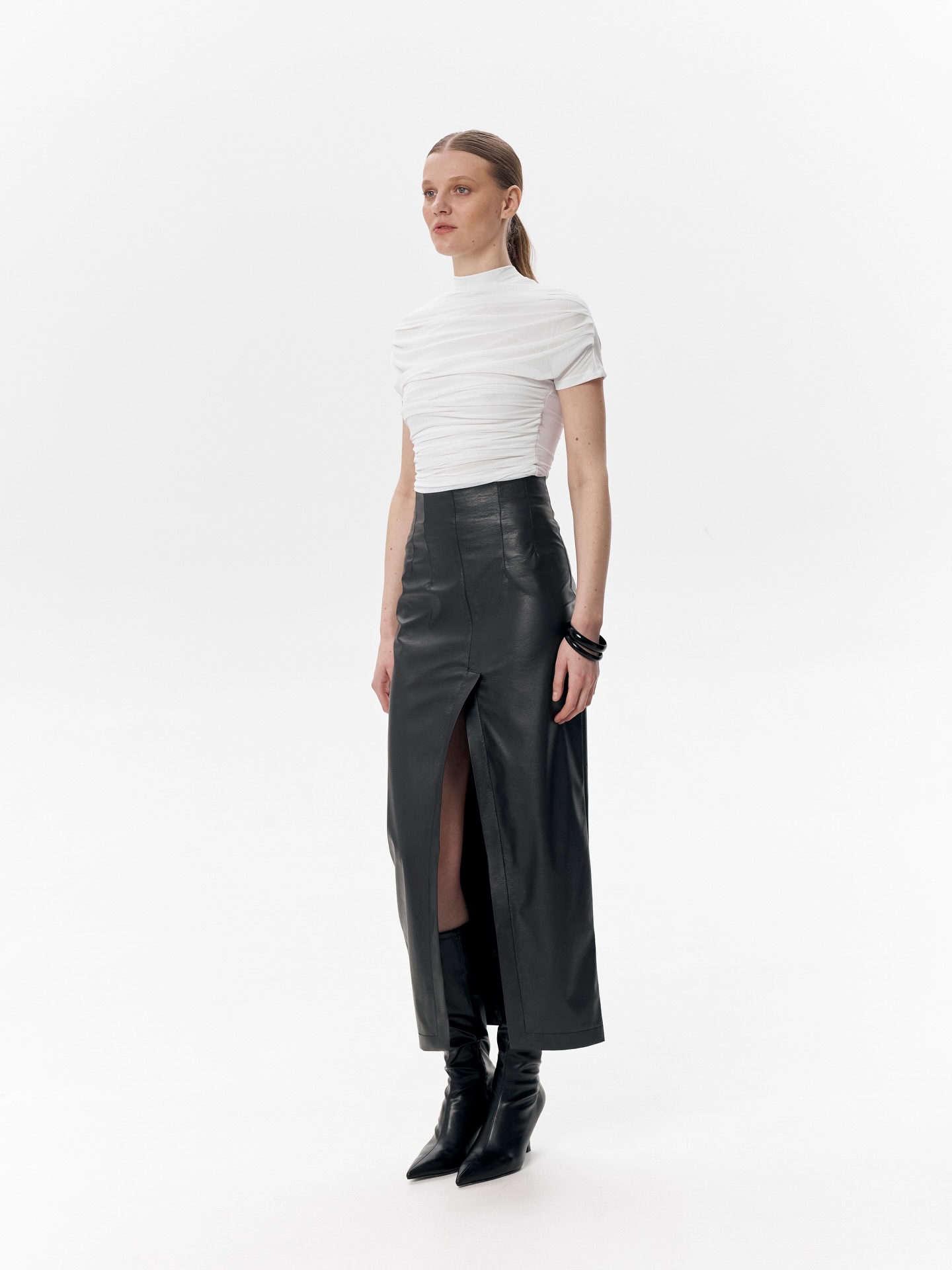 Look 7: AGENDA Skirt in Black and NYX Top in White✨
Fluid draping and premium vegan leather. Because nothing is more fashionable than a play on rich textures.
Shop the new drop at www.darann.com