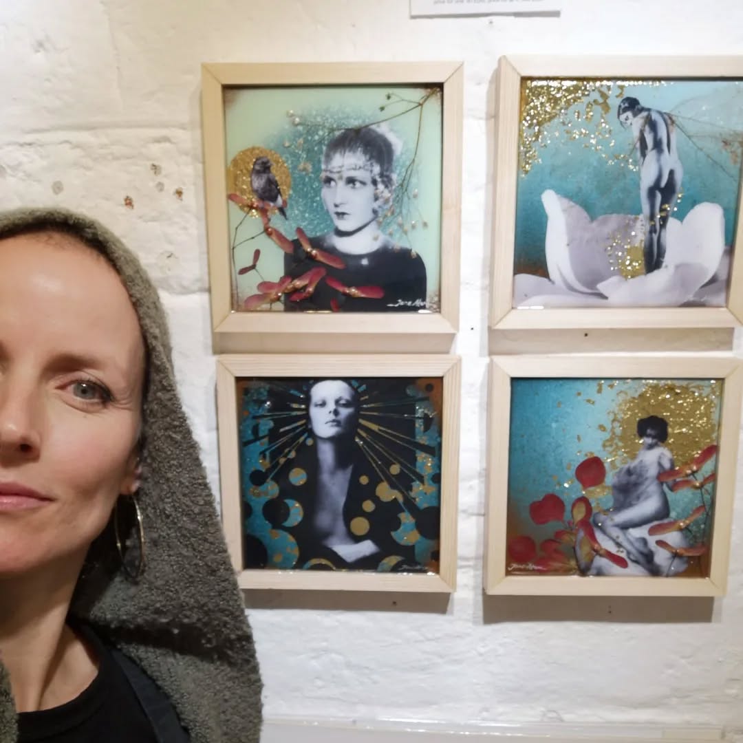 "Wie bringe ich die äußere Realität zusammen mit der inneren Emotionalität auf ein und dieselbe Leinwand?"
Jane Atem widmet sich dieser Aufgabe, indem sie mit Fotografien der Protagonist:innen deren äußere Form zeigt und mittels Malerei und Mixed Media ihre Innenwelt in Form der Umwelt darlegt.
In ihrer neuesten Arbeit zeigt sie vier Göttinnen; die der Kraft, der Natur, der Sinnlichkeit und der Magie.
Seit Kurzem gibt es eine Zusammenfassung ihrer eindrucksvollsten Arbeiten in einem wunderschönen Bildband.
#schnoor #Galerie #bremen #art #femaleart #surrealcollageart