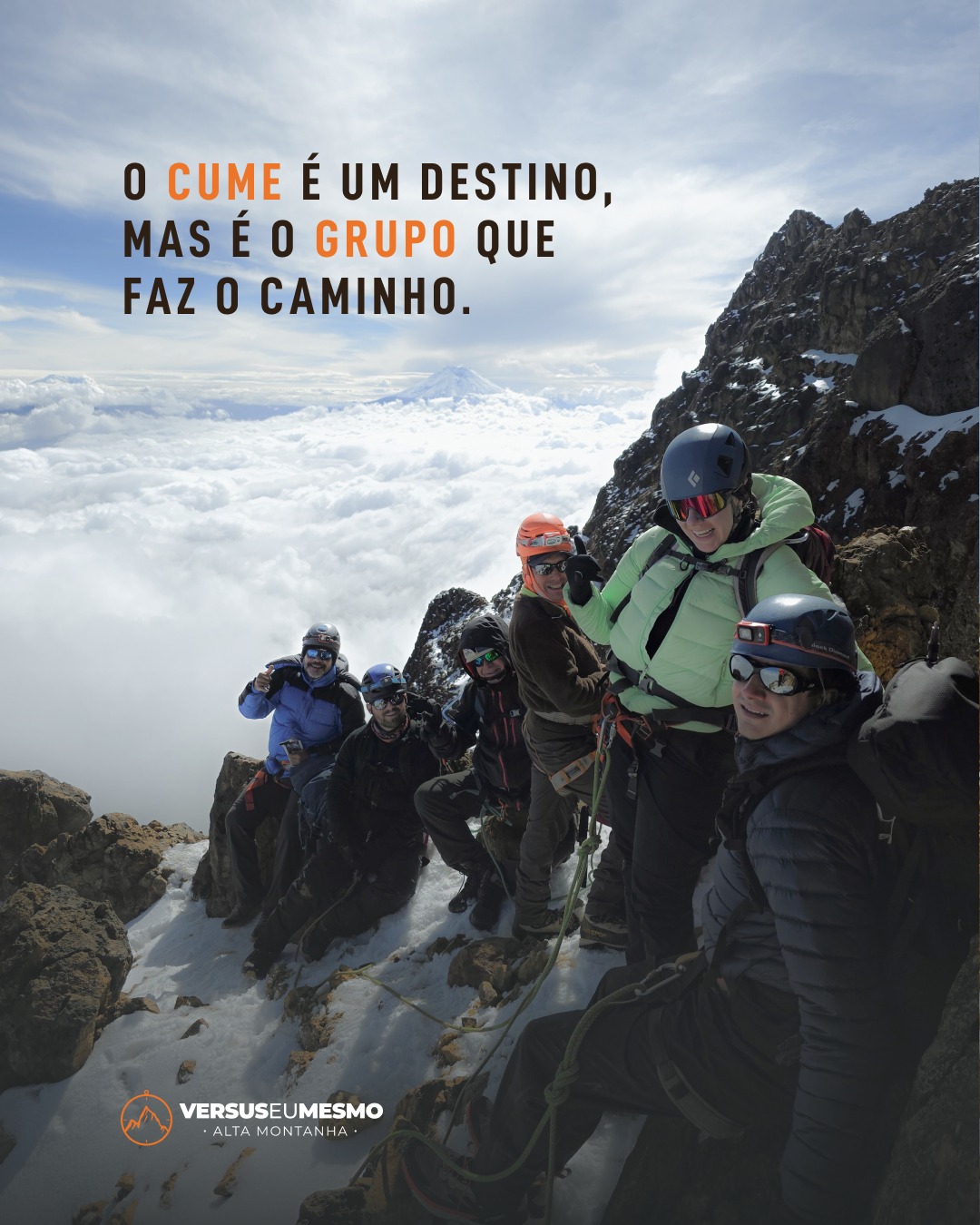 A montanha é uma experiência individual, mas a conquista é coletiva. Estar bem acompanhado muda tudo: traz segurança, confiança e força nos momentos mais difíceis.
Cada pessoa do grupo tem um papel. Cada apoio conta. E é juntos que o caminho se torna mais leve e mais verdadeiro.
No Equador, formamos uma rede de confiança, e é isso é o que carregamos para a vida toda, muito mais do que a altitude. Obrigado time, por provarem que as melhores montanhas são as que subimos juntos.
Fotos da expedição aos Vulcões do Equador 2026.
1, 2 e 4: Ilinizas Norte
3: Cotopaxi