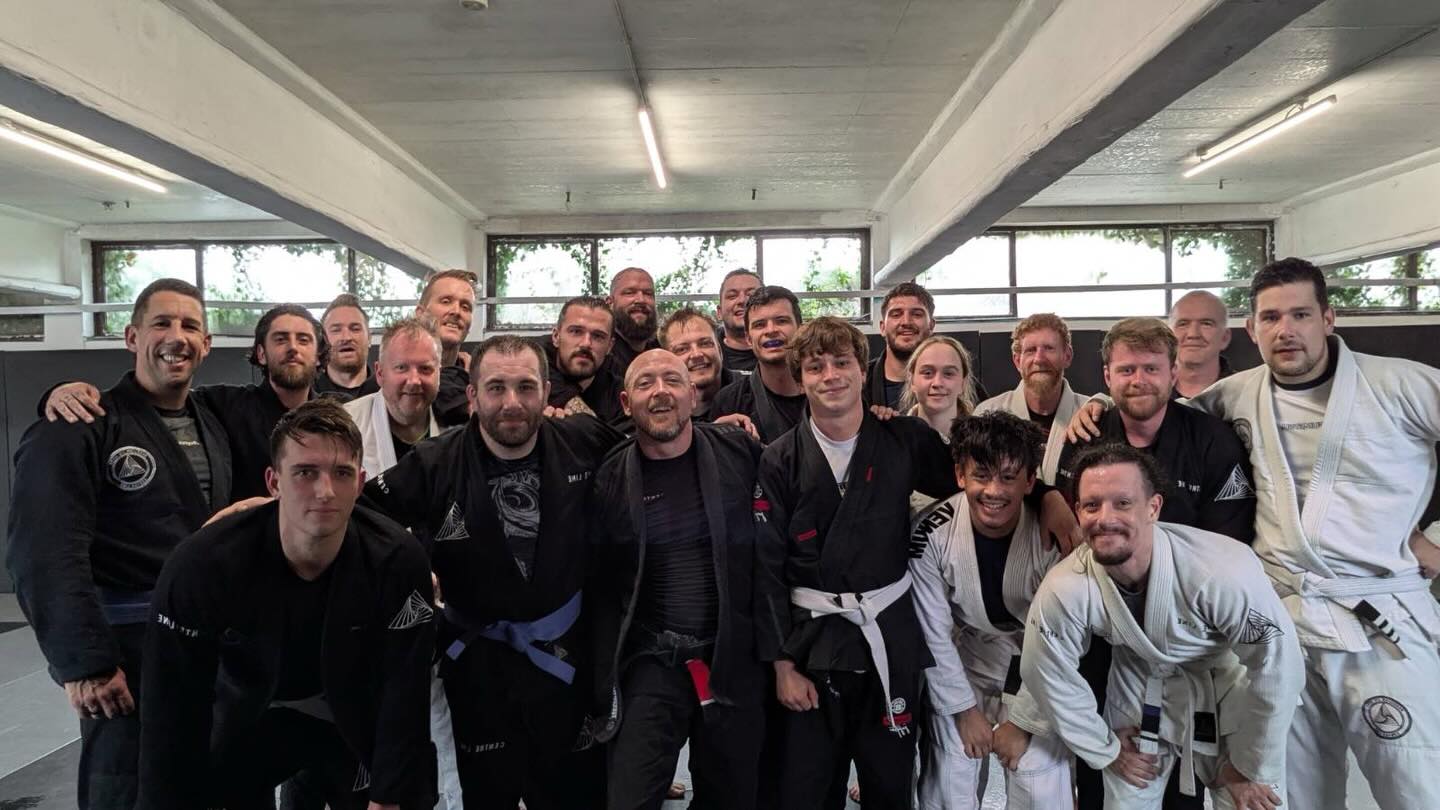 Most people come to Centre Line for fitness or self-defence.
Most stay for something they didn’t see coming.
There’s something that happens when you train hard alongside the same people week after week. Real friendships and a community that shows up for each other on and off the mat.
We’ve built that here at our Worthing and Hove locations. And we’re very proud of it.
Come and train with us
#centrelinejiujitsu #mauriciogomeslegacy #worthing #hove #community
@centrelinebjjhove @centrelinejiujitsu