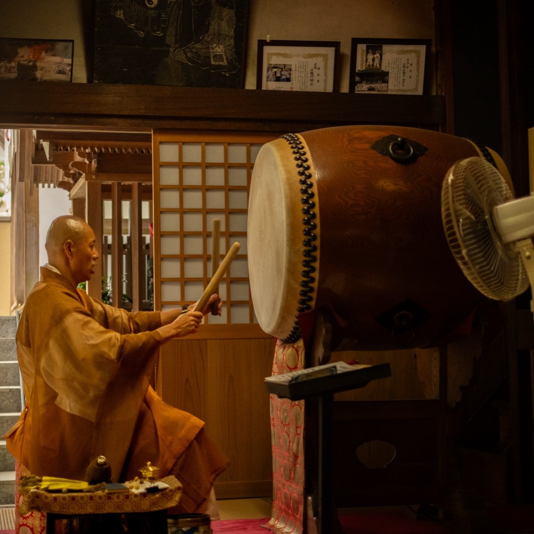 This monk embodies the timeless traditions and sacred practices of Japan's Shugendo. 🏔️✨
Travelers may feel a sense of awe—and perhaps a little nervousness—when they first encounter his solemn presence and masterful conch-blowing skills. Yet, the more you speak with him, the more you’ll find yourself drawn to his captivating charm. It’s no surprise that he has a devoted following, including many female admirers!
Discover the spirit of Japan through this unforgettable experience.
Ce moine incarne les traditions ancestrales et le monde sacré du Shugendo japonais. 🏔️✨
Les voyageurs ressentent souvent une certaine solennité\u2014et peut-être un peu de nervosité\u2014face à sa présence imposante et à sa maîtrise impressionnante de la conque sacrée. Pourtant, plus vous discutez avec lui, plus son charme naturel vous captivera. Il n'est pas surprenant qu'il compte de nombreux admirateurs, notamment parmi les femmes !
Découvrez l’esprit du Japon à travers cette expérience inoubliable.
#ExploreSetouchi
#SamuraiJourney
#SetouchiBreweryTour
#SetouchiSamurai
#JapaneseBrewingArt
#SamuraiAndNature
#HeritageAndFlavor
