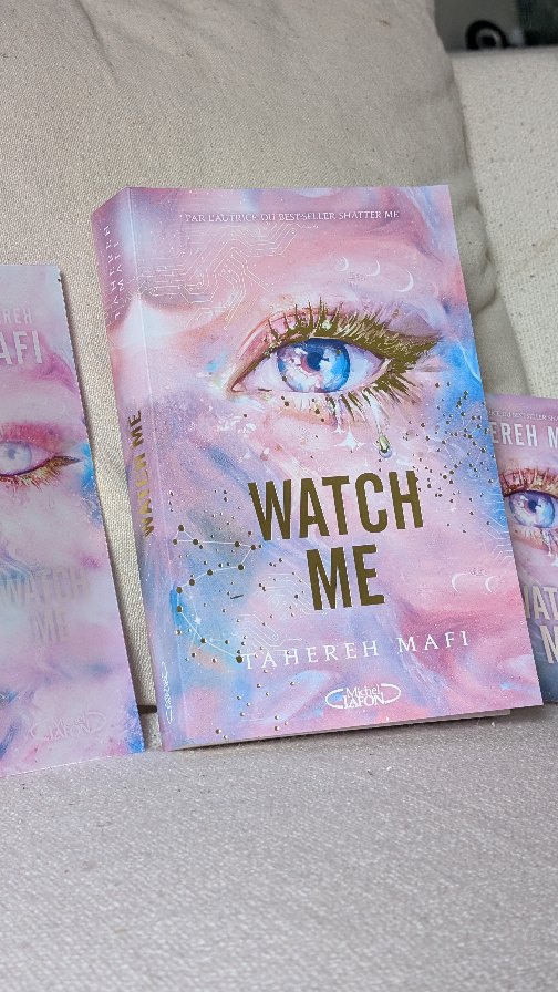Aujourd'hui j'ai reçu « Watch Me » de Tahereh Mafi publié chez @michellafon_jeunesse !
✨ Résumé ✨
JE SUIS MORTE À L'INTÉRIEUR.
AVEC LUI, JE ME SENS VIVANTE.
Le Rétablissement m'a confié une mission.
Les ordres sont simples. Reprendre le pouvoir.
Si j'échoue, je meurs.
Ce n'est pas James Anderson qui m'arrêtera.
Même si ses cheveux bruns prennent une teinte dorée au soleil.
Même si je n'ai pas le droit de ressentir cette folle attirance pour lui.
Même s'il est le frère du célèbre Aaron Warner.
Personne ne m'arrêtera. Je n'ai pas le choix.
Je dois détruire l'Arche
Ça vous tente ? ♥️
#unboxing #SortieLittéraire #bookstagram #booklover #bookstagramfr