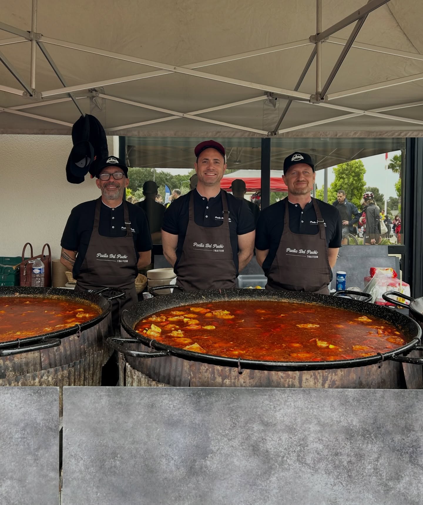 160 portions. 3 cuisiniers 💥
Hier, nous étions présents à l’événement Run and Bike du Miradou à Castelnau-le-Lez 🏃♂️🚴♀️
🥘 160 portions de paella mixte cuisinées en live dans une ambiance sportive !
Merci aux organisateurs et à la ville de @castelnau_le_lez pour leur confiance 🙏
#traiteurmontpellier #paella #evenementiel #foodshow #spanishfood