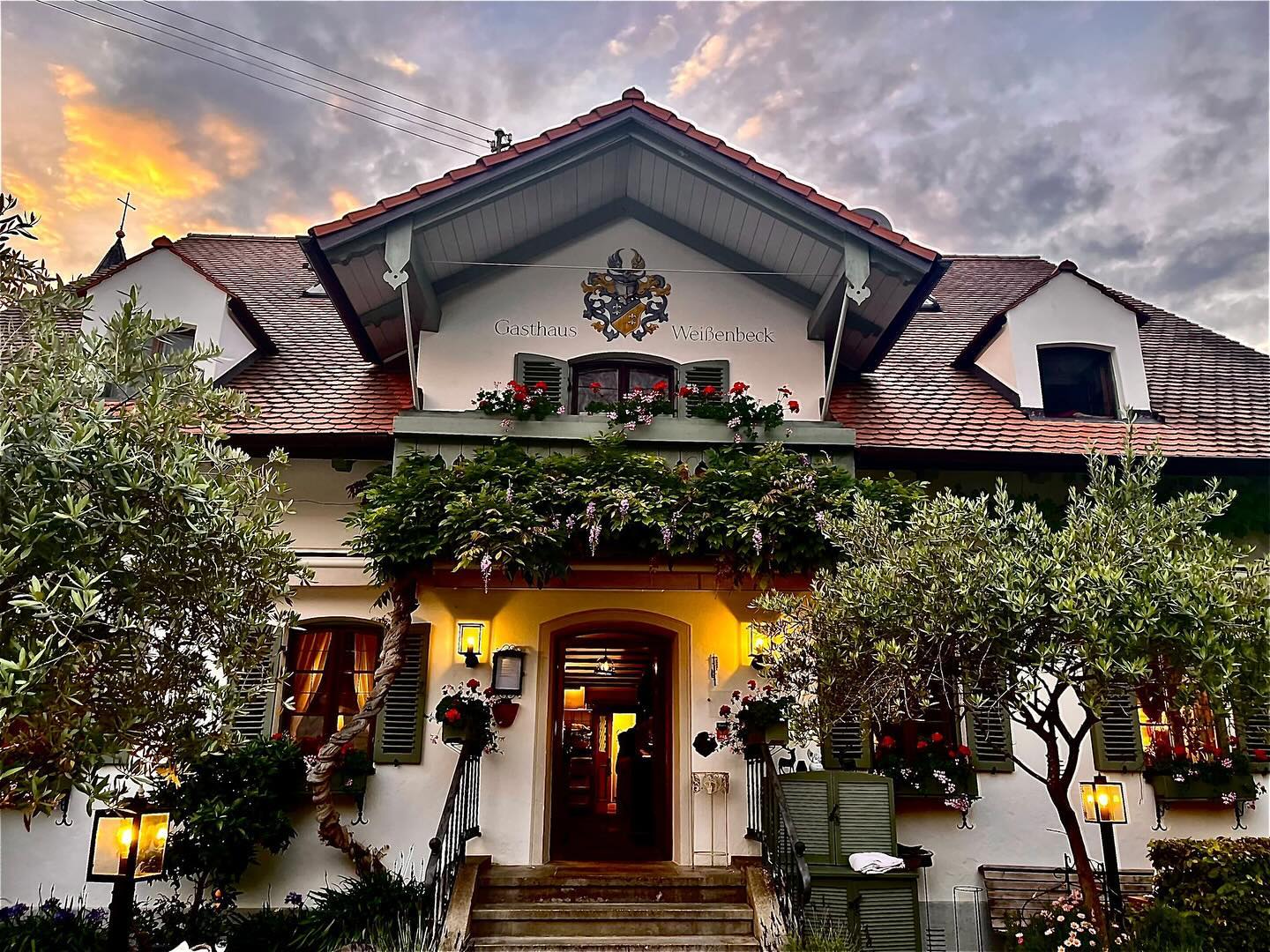 Endlich Sommer!! Und der Garten in voller Pracht! #sommerimpressionen #dasindwir #einfachgut #endlichsommer #sommergarten #biergarten #sommerabend