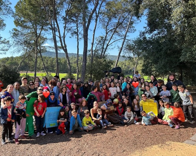 😎Bona tarda, famílies!!! Aquest cap de setmana vam poder gaudir d'unes excursions de dos dies xulíssimes.🥾⛰️🌱
🩷Infantil vam anar a Can Puig, una casa de colònies a Sant Salvador de Guardiola.
Vam rebre una visita dels Ecorapers💚💙🤎💛🎤, uns contenidors rapers els quals ens demanaven ajuda. Ells necessitaven que recicléssim bé per tal de tenir energia⚡️ i així poder fer la seva gira!!!Evidentment, els vam ajudar i va sortir un cap de setmana rodó!!🤩🤩
🧡Els grups de Joves i Súpers vam anar a la casa de Can Montcau, durant els dos dies vam fer activitats de coneixença, cohesió i vam treballar el problema de l'habitatge!!!🏘️🫂🩷
Diumenge vam fer una calçotada gràcies als millors intendents.🤤💚
Que passeu unes bones vacances, ens veiem al tornar!!😆😆😆