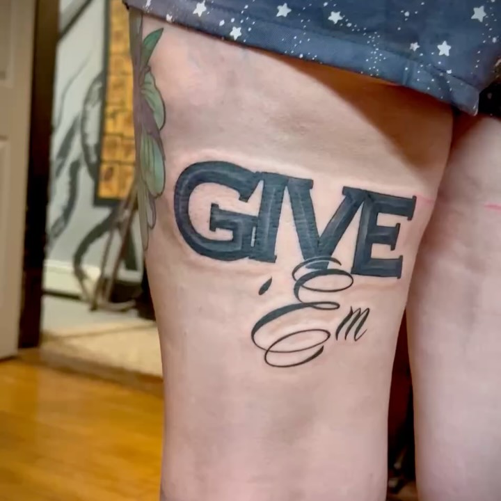 🎶 If you were here, I’d never have a fear 🎶
Give Em Hell, @haililambert 🤘🏻
Done by @kayy.tattoos
.
.
#mcr #mychemicalromance #giveemhell #boldtattoo #ellsworthmaine