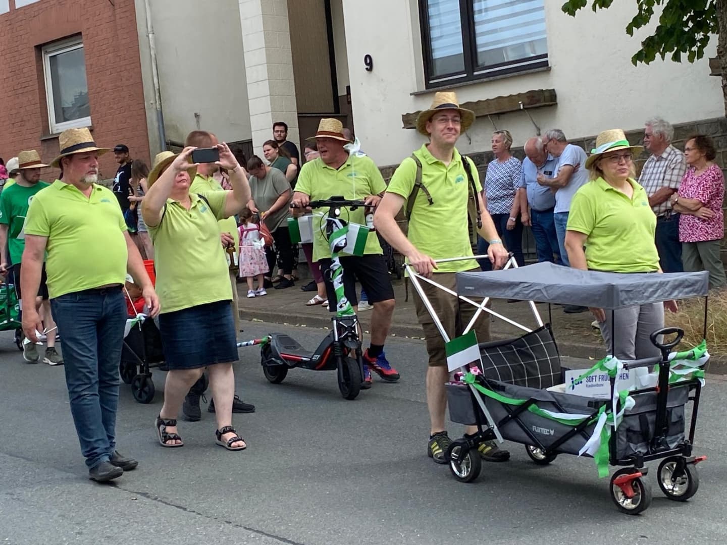 Am vergangenen Sonntag durfte der Heimat- und Verkehrsverein teilnehmen am großen Festumzug des Volks-Schützenfestes in Bösingfeld und wurde dabei tatkräftig vom Försterpfadteam unterstützt. Bei allerschönstem Sommerwetter präsentierten sich natürlich nicht nur die Schützen, sondern auch viele weitere Vereine und dabei waren auch wir. Die Stimmung war super und der Ort gut gefüllt. Wir danken dem Schützenverein und allen Mitwirkenden auch im Hintergrund für Ihre hervorragende Organisation. Wir hatten großen Spaß und sind bestimmt 2027 wieder gerne dabei! Euer Heimat- und Verkehrsverein Bösingfeld e.V.