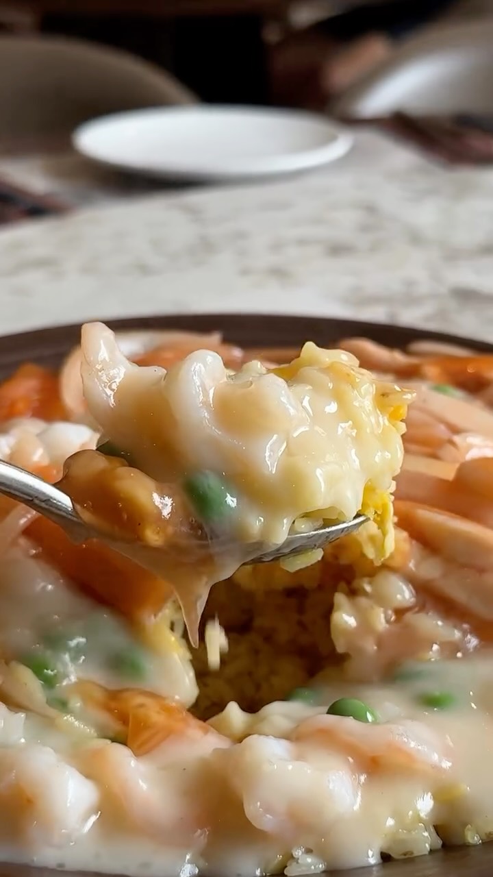 🍚🔥 Aplus Special: “Yuen Yeung” Fried Rice 鴛鴦炒飯 🔥🍚
One of our signature dishes — and a true Hong Kong classic.
“Yuen Yeung” means a perfect pairing of two flavours, just like the famous drink.
✨ Fluffy egg fried rice topped with
🦐 King prawns in a rich, creamy sauce
🍗 Chicken in a tangy tomato sauce
The two sauces are beautifully plated to resemble the Yin Yang symbol☯️, representing balance and harmony in every bite.
Two sauces. Two flavours. One plate.
Creamy, savoury, slightly sweet, perfectly balanced and unforgettable 🥢✨
Aplus Oriental Restaurant
📞0752 5244 913
📍G/F-1/F, 52-56 George Street, Manchester M1 4HF
Sunday-Thursday: 1130am-0200am
Friday-Saturday: 1130am-0300am
#ManchesterEats #FoodieManchester #ManchesterFood #ThingsToDoInManchester #Manchester