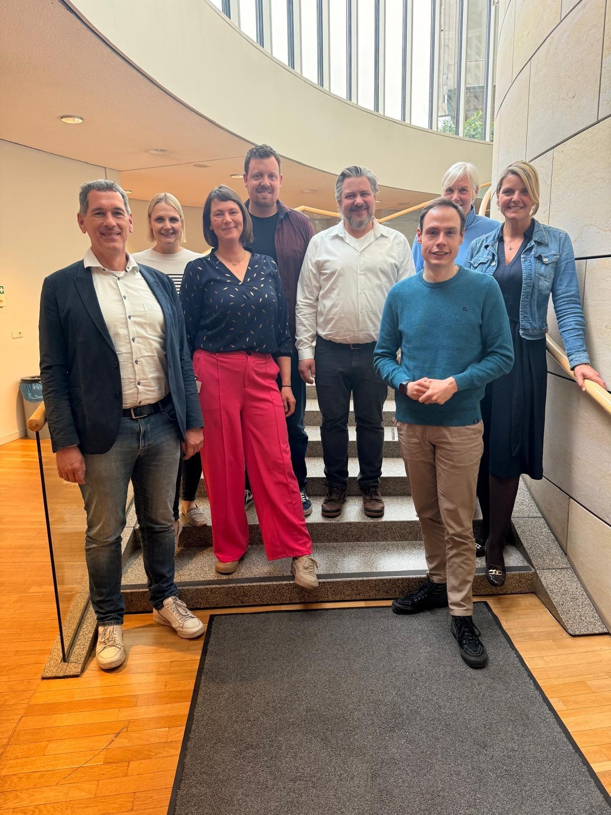 📍 Ob im Landtag in Düsseldorf oder direkt vor Ort in einer Kita: Wir suchen den Austausch mit allen Beteiligten rund um das Thema KiBiz.
💪🏻 Wir wollen, dass das neue KiBiz für alle Beteiligten Verlässlichkeit und gute Arbeitsbedingungen bringt, damit alle Kinder die Chance bekommen, ein Bildungs- und Betreuungsangebot zu erhalten, das dabei hilft, sie zu starken und fröhlichen Kindern zu machen.
🏫 Unsere Kinder sollen sich auf den Schulstart freuen können. Den Ausklang fand meine Tour bei der Jahrgangswald 2026-Aktion von der Schutzgemeinschaft Deutscher Wald und dem Waldpädagogischen Zentrum Kirchhellen. Über 1.000 Kinder haben hier ihren Baum gepflanzt. Geholfen und an der „Schüppe“ gestanden haben die freiwilligen Helferinnen und Helfer und natürlich unsere Seniorinnen und Senioren.