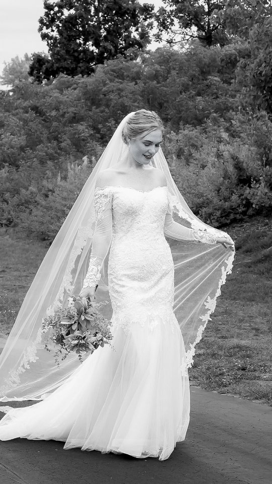 Brides to be, this one is for you! ❤️
You deserve to feel confident, natural, and completely stunning on your wedding day! I LOVE photographing you in all your bridal beauty!
.
Save this for your wedding inspo!
.
And if you are a bride who wants photos that feel like you, I would love to capture your day! ❤️
.
.
.
#bridalposes #weddingreels #bridalphotography #minnesotaweddingphotographer #brideinspo