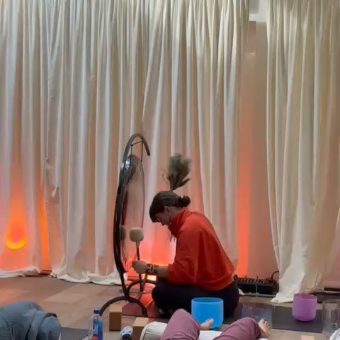 🌿Spring Equinox Half Day Retreat 🌿
Eeeeeh man what a SESSION we had today! ✨
Such a high vibe of wonderful people, magic hugs, beautiful drop ins and just full power practice.
The best way to step in to the spring season. Just showing up, exploring and seeing what happens when we check in with body, breath, sound, cacao and community.
And so many great, GREAT cuddles and shares after
HUGE thanks to @breathewithnic and @thinkdifferentlytony for supporting. They're both doing magic things round London - give them a follow and check them out 🌀. Thanks to @the_spacelondon for having us, one of my fave studios ever.
Can't wait for what's next - retreat next weekend, online on the 1st #mall group on 10th and the BIIIIIIG practice on the 18th April.
Link in bio for all.
Off to hug my dog.
Feeling abundant in gratitude.
Xxxxx
Jen
.
.
.
.
.
.
.
.
.
.
.
#londonyoga #londonbreathwork #londonsound #soundbath