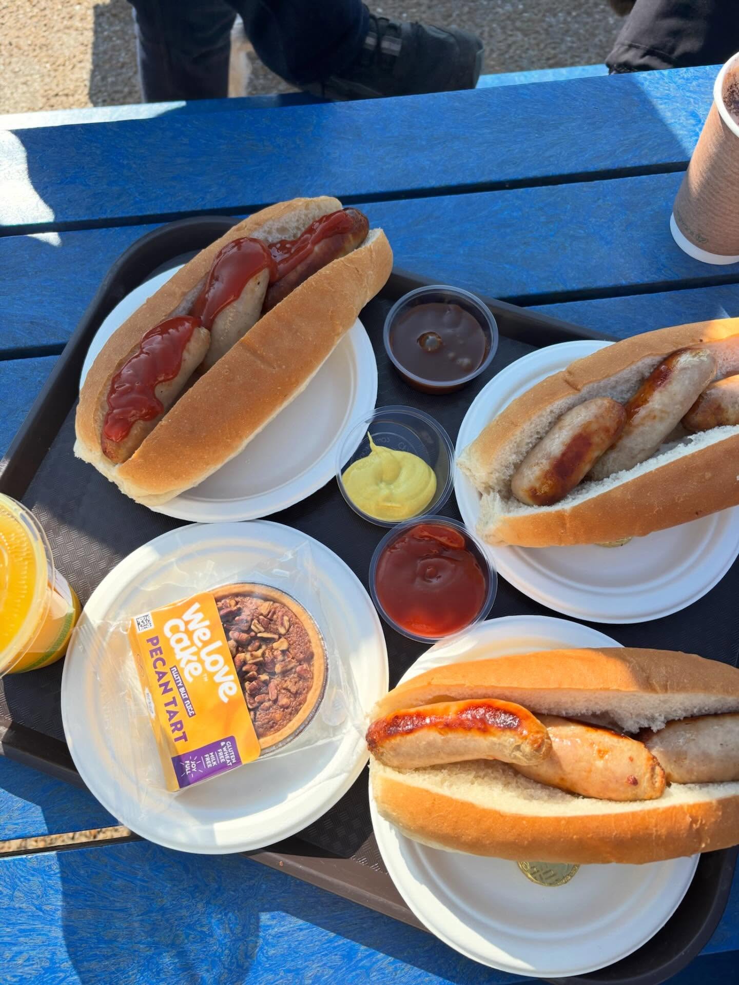 The ultimate Sunday breakfast from @wellsbeachcafe 😍🌭☕️ which is a stones throw away from the huts! Fuel up before you head down or take your breakkie onto the beach 🥰🤤