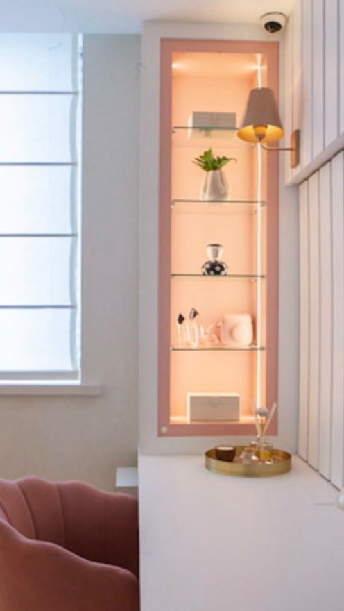 Mais um quartinho de adolescente cheia de personalidade .
Cabeceira estofada
Espelho escondido com a porta de correr
Carrinho para maquiagem
Carrinho para material de estudos
#quartoaconchegante
#quartoadolescente
#designerdeinteriores
#marcenariainteligente
@bakosdecoracoes
@michelettomoveis
@divinoespacodecor